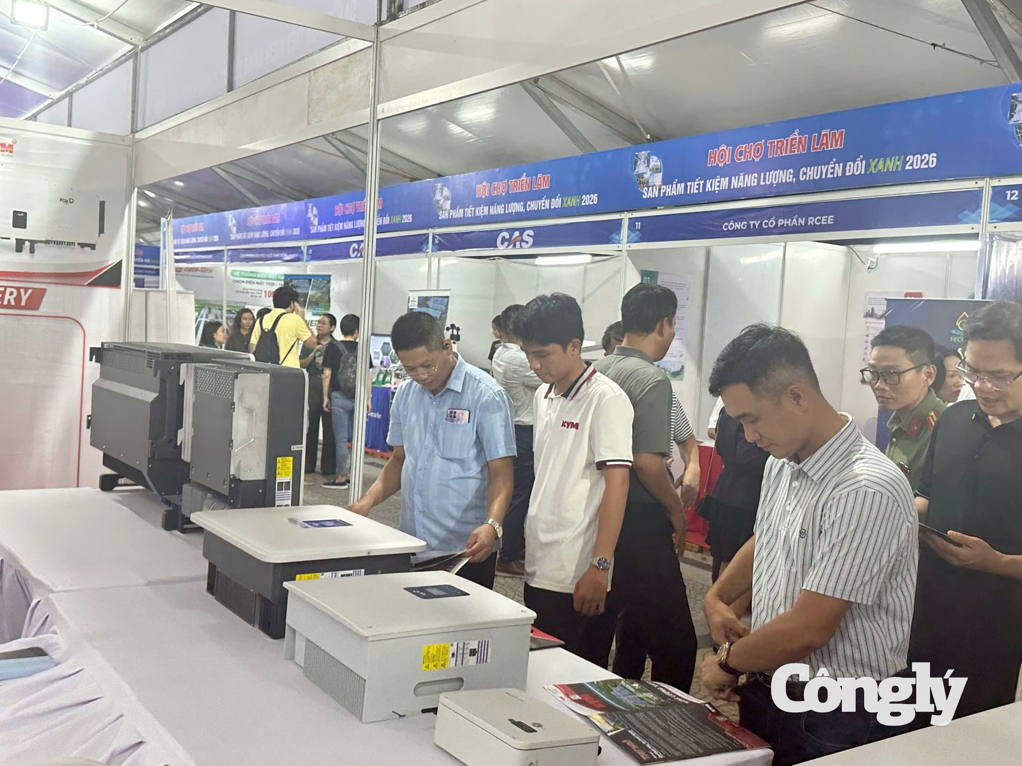Đông đảo người dân, du khách tham quan Hội chợ.