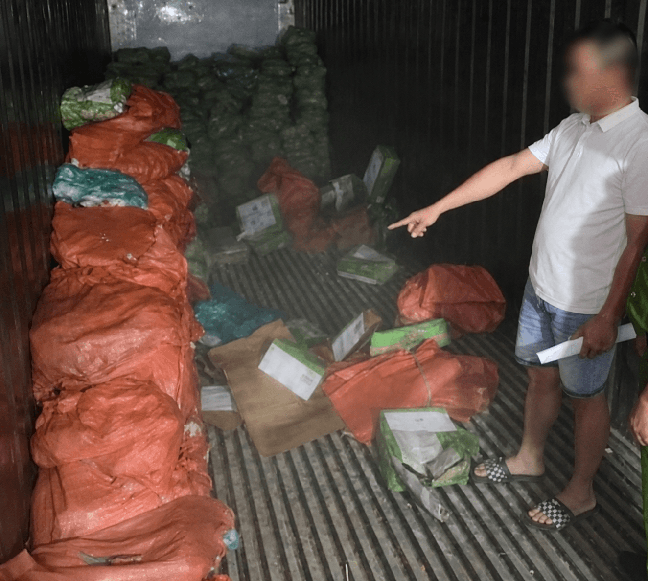 Đối tượng Trần Văn Cối cùng tang vật.