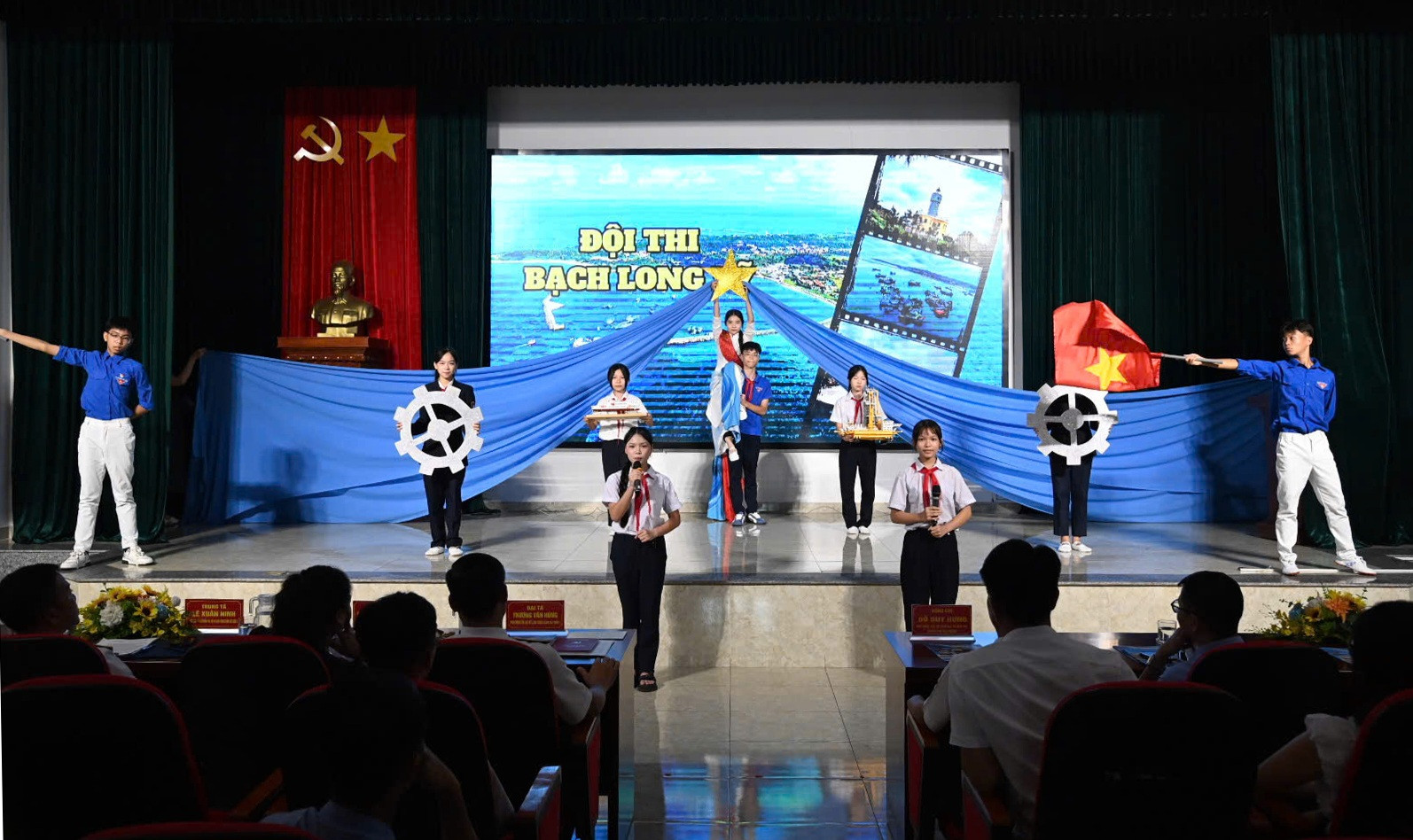 Các đại biểu theo dõi đội Bạch Long Vĩ luyện tập phần thi hùng biện
