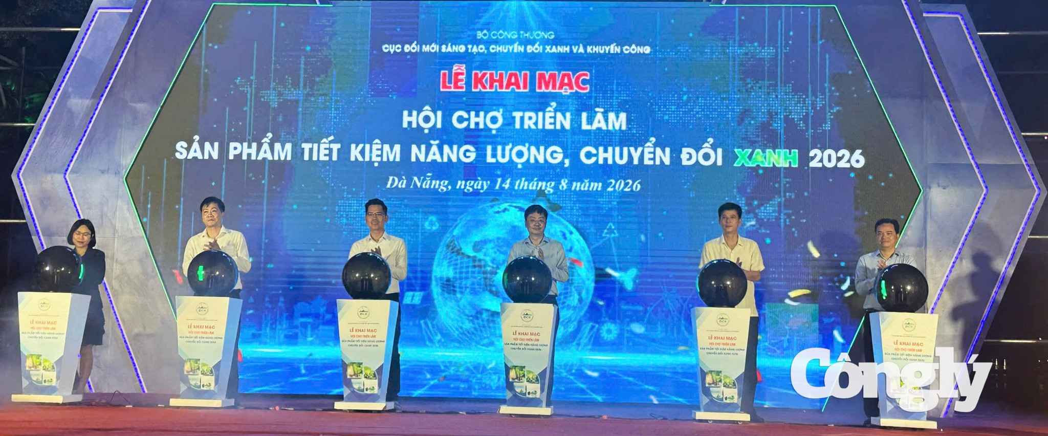 Các đại biểu thực hiện nghi thức khai mạc Hội chợ triển lãm sản phẩm tiết kiệm năng lượng và chuyển đổi xanh năm 2026.