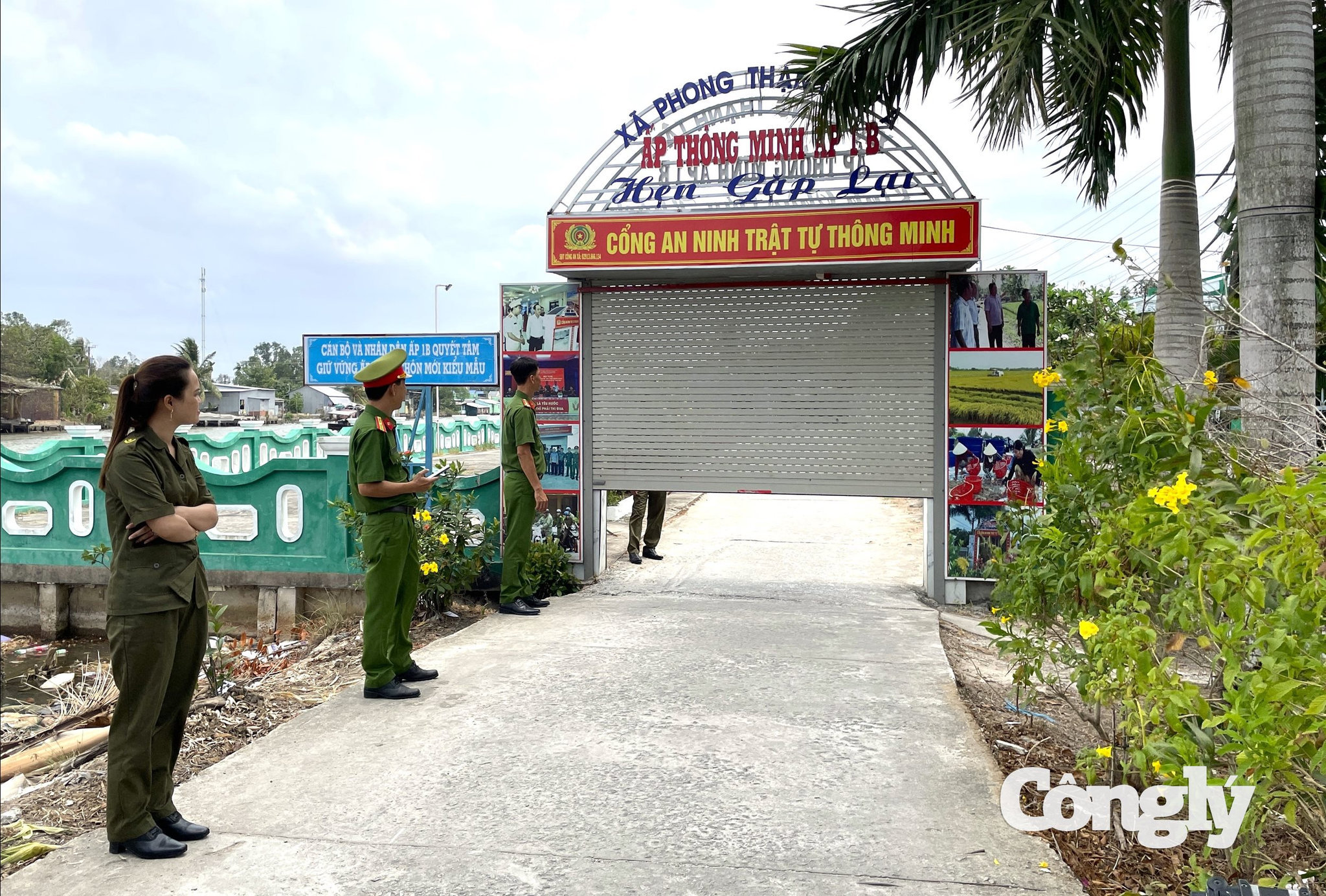 “Cổng ANTT thông minh” được xây dựng kiên cố, trang bị cửa cuốn, bộ điều khiển cửa cuốn tự động cùng hệ thống camera giám sát kết nối mạng internet