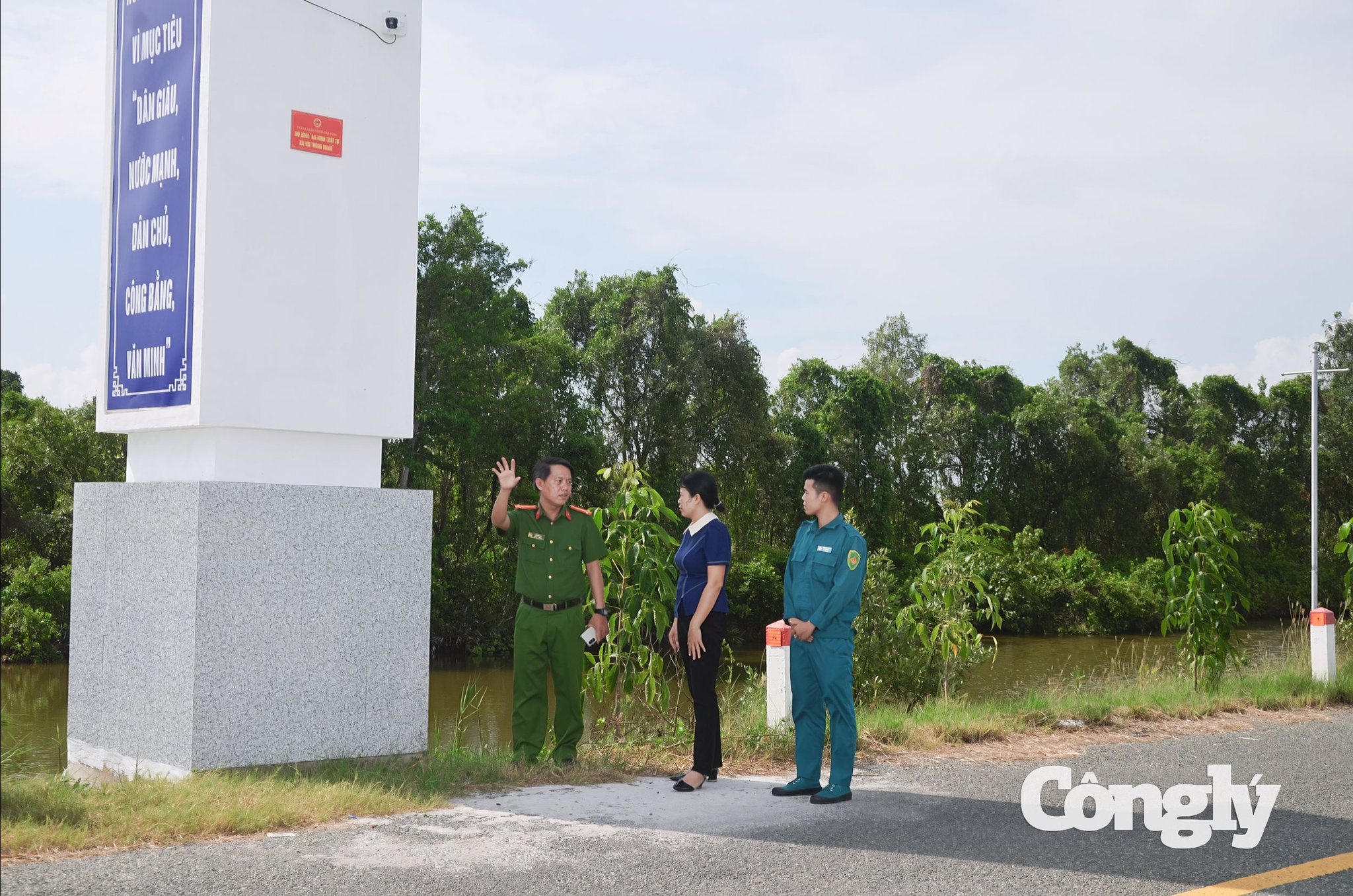 Mô hình “ANTT xã hội thông minh” xã Tân Hưng được xây dựng với 20 camera giám sát an ninh lắp đặt tại 11 vị trí trọng điểm trên địa bàn