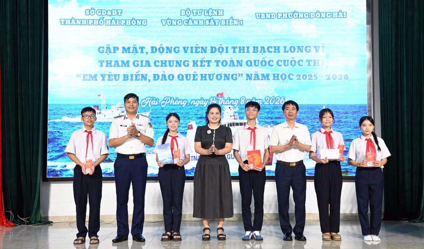 Lãnh đạo các cơ quan, đơn vị tặng quà động viên các thành viên đội thi Bạch Long Vĩ