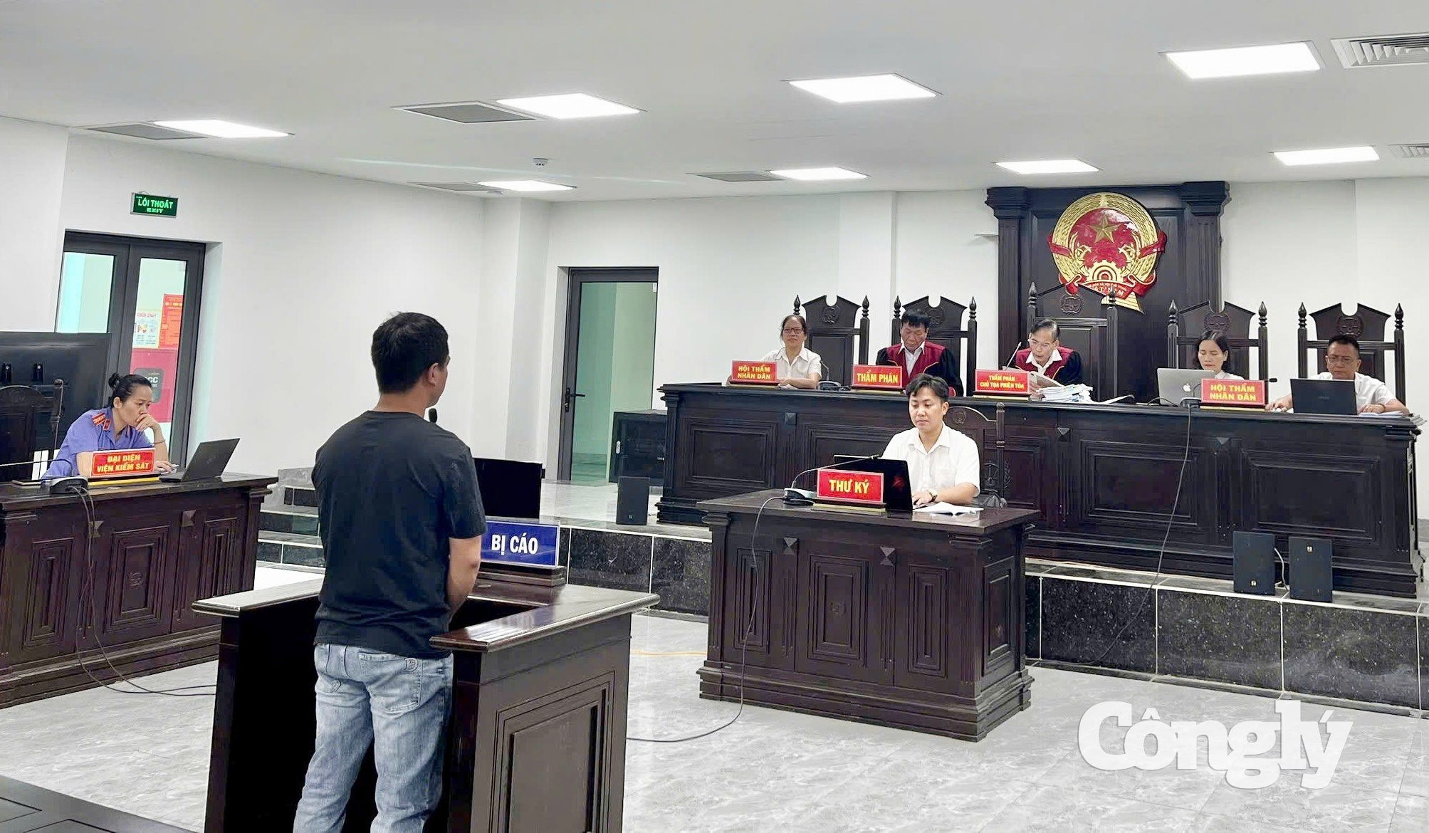 TAND tỉnh Hà Tĩnh xét xử bị cáo Lê Tuấn Vũ giả danh Kiểm sát viên để lừa đảo.jpg