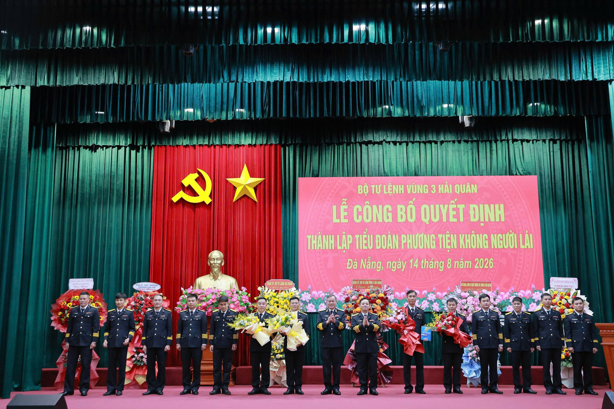 Thủ trưởng Bộ Tư lệnh Vùng 3 Hải quân tặng hoa chúc mừng Ban chỉ huy Tiểu đoàn và các đại đội thuộc Tiểu đoàn Phương tiện không người lái.