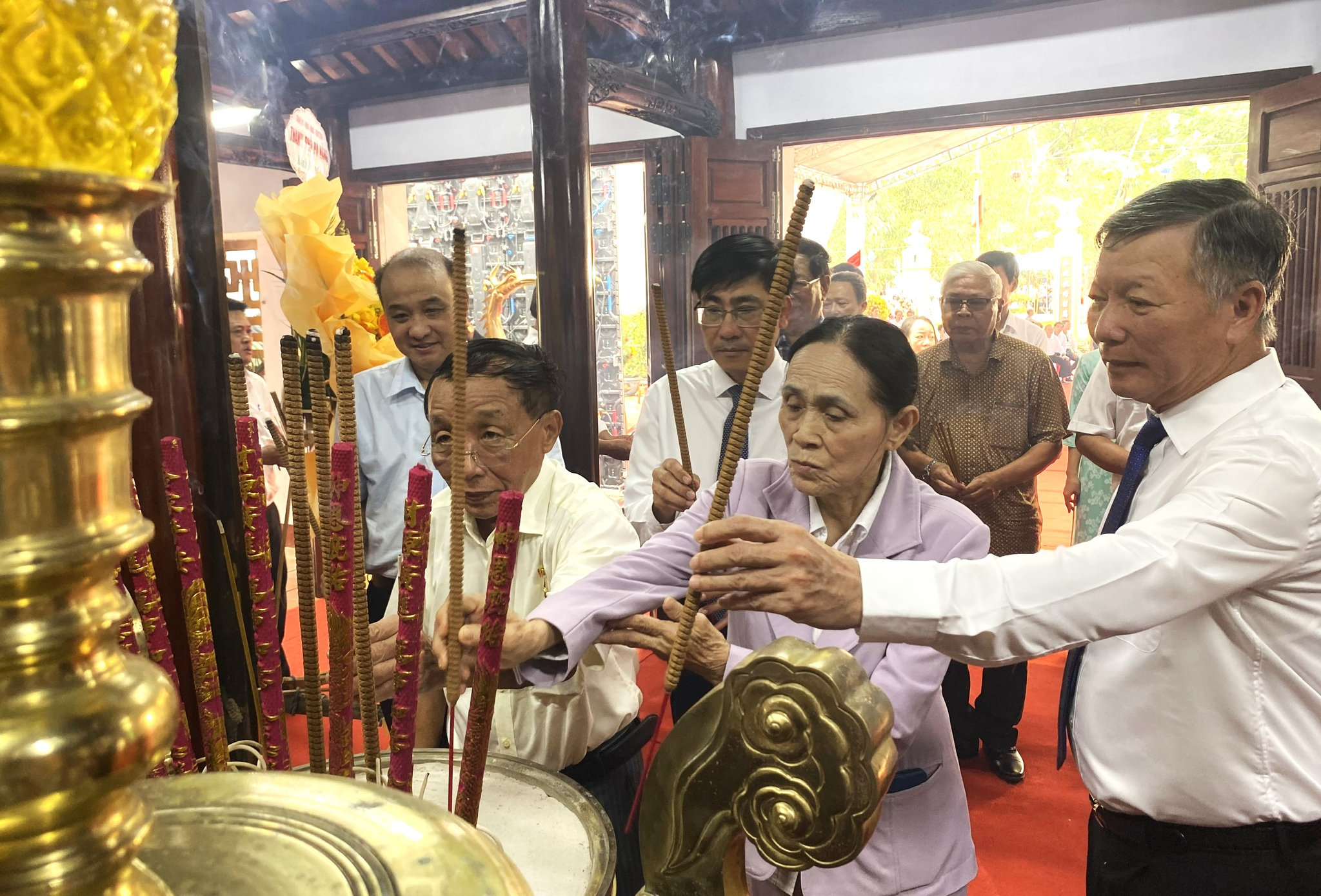 Các đại biểu dâng hương tại Lễ hội Đình làng Nại Nam.