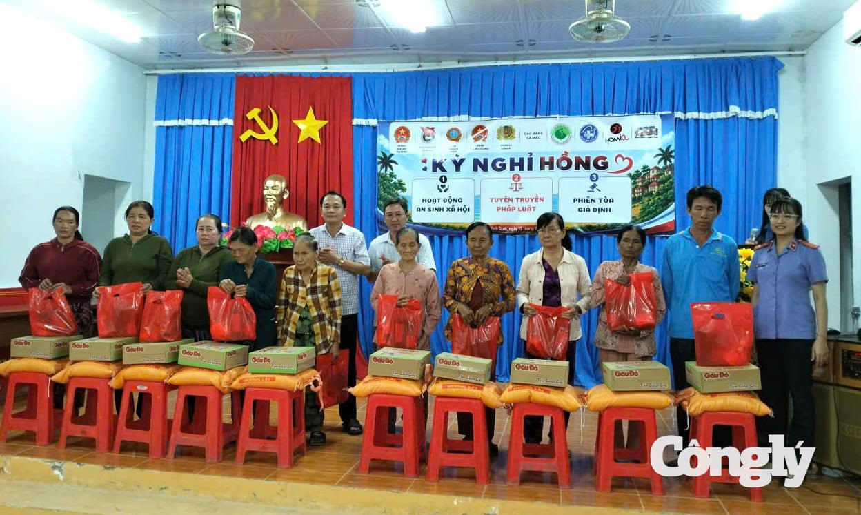 Ban tổ chức trao quà cho các hộ dân