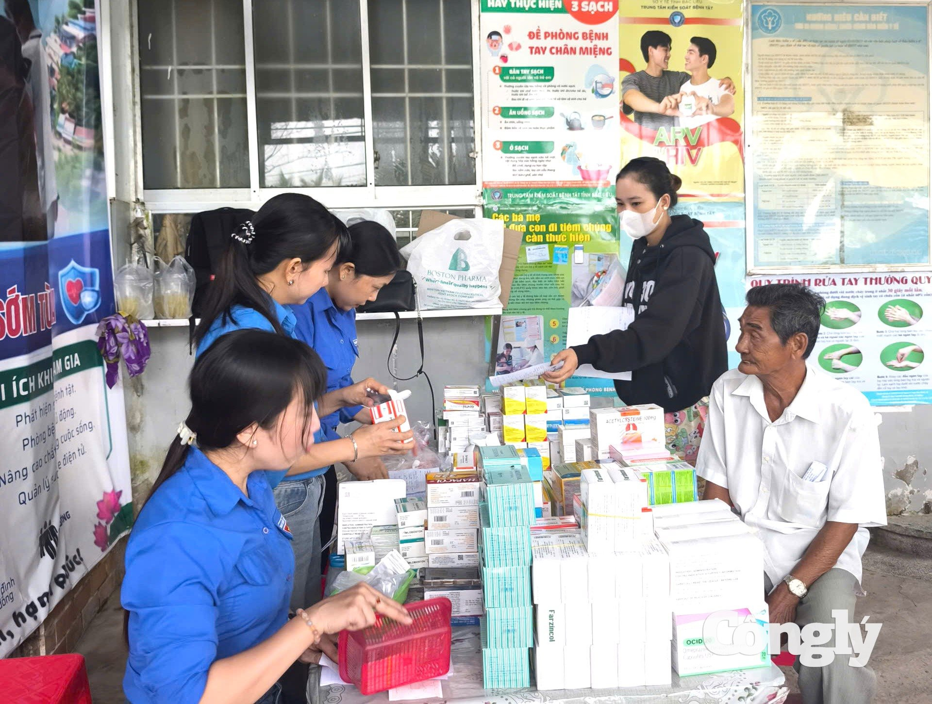 Các đoàn viên, thanh niên ướng dẫn người dân khám bệnh tại chương trình