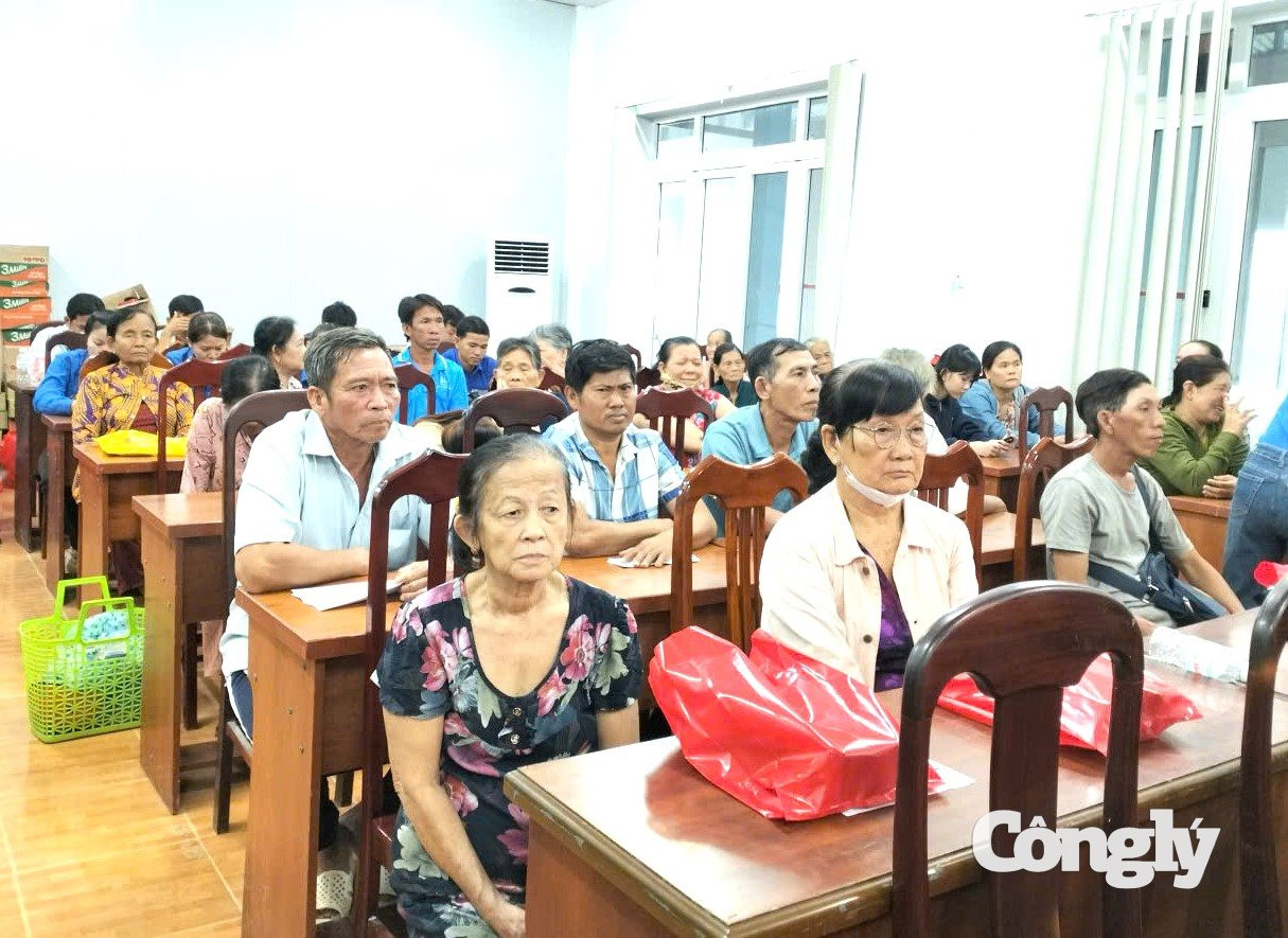 Hàng trăm người dân tại xã Ninh Quới tham dự phiên tòa giả định