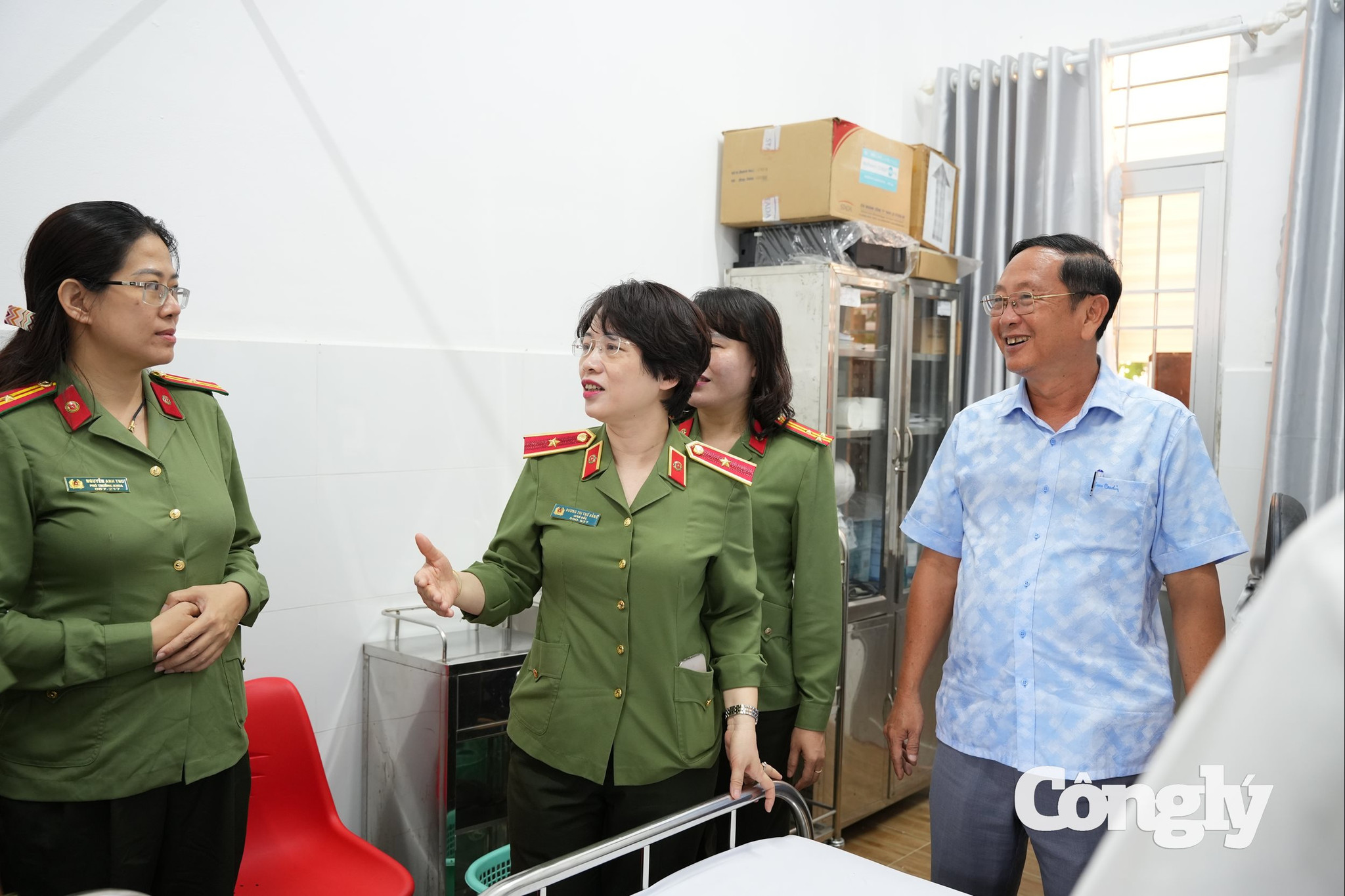 Thiếu tướng Dương Thị Thu Hằng, Giám đốc Bệnh viện 30-4 (Bộ Công an) hỗ trợ chuyên môn và chuyển giao kỹ thuật tại Bệnh viện Công an tỉnh