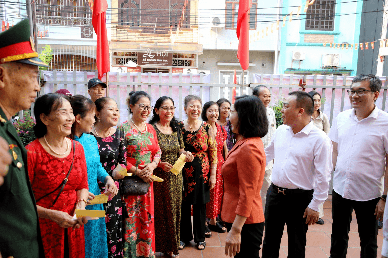 Điểm bầu cử khu phố Hồng Hải 8 có 321 cử tri đại diện hộ gia đình tham gia bỏ phiếu. Các cử tri thực hiện quyền và nghĩa vụ của mình, lựa chọn người đứng đầu khu phố có uy tín, trách nhiệm, khả năng tập hợp nhân dân và tham gia xây dựng cộng đồng dân cư.