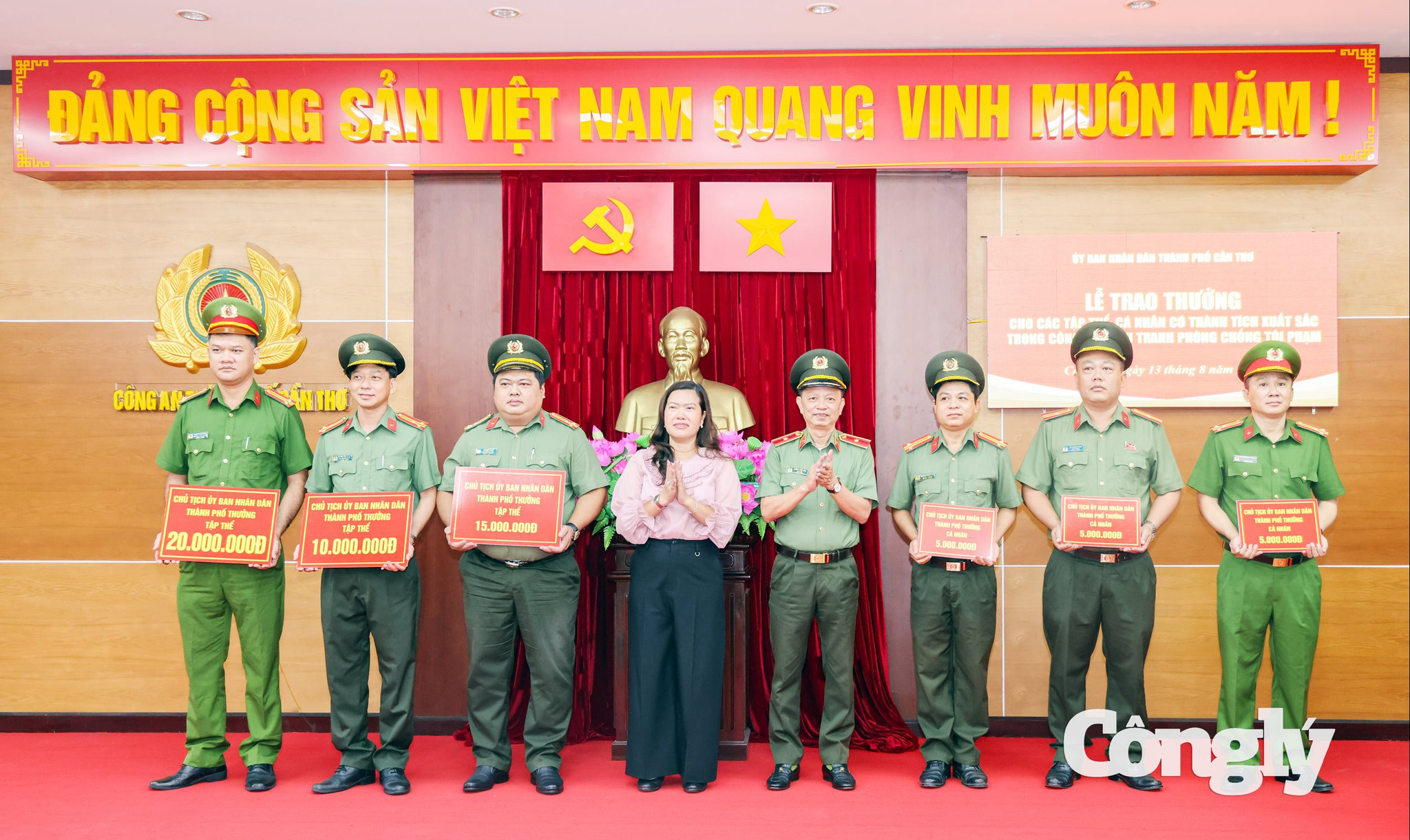  Bà Nguyễn Thị Ngọc Điệp, Phó Chủ tịch UBND TP Cần Thơ và Thiếu tướng Huỳnh Việt Hòa, Giám đốc Công an TP Cần Thơ trao thưởng các tập thể, cá nhân.