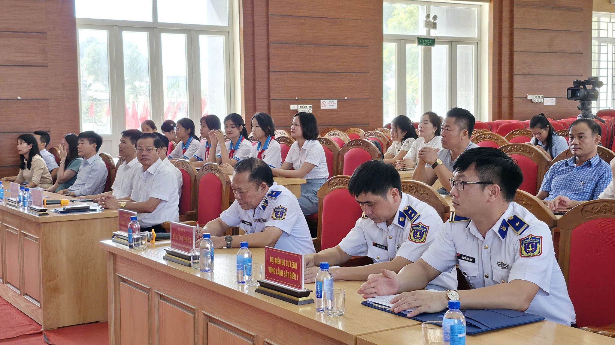 Các đại biểu dự buổi gặp mặt, động viên