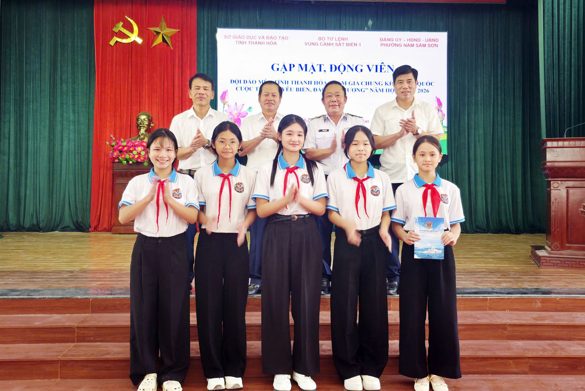 Các đại biểu tặng quà động viên đội thi Đảo Mê
