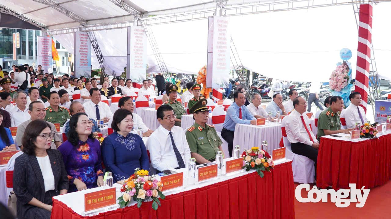 Các đại biểu tham dự buổi lễ