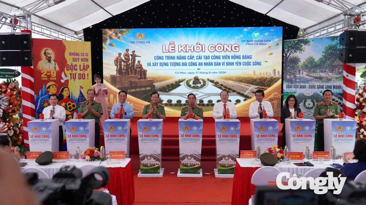 Các đại biểu thực hiện nghi thức khởi công công trình