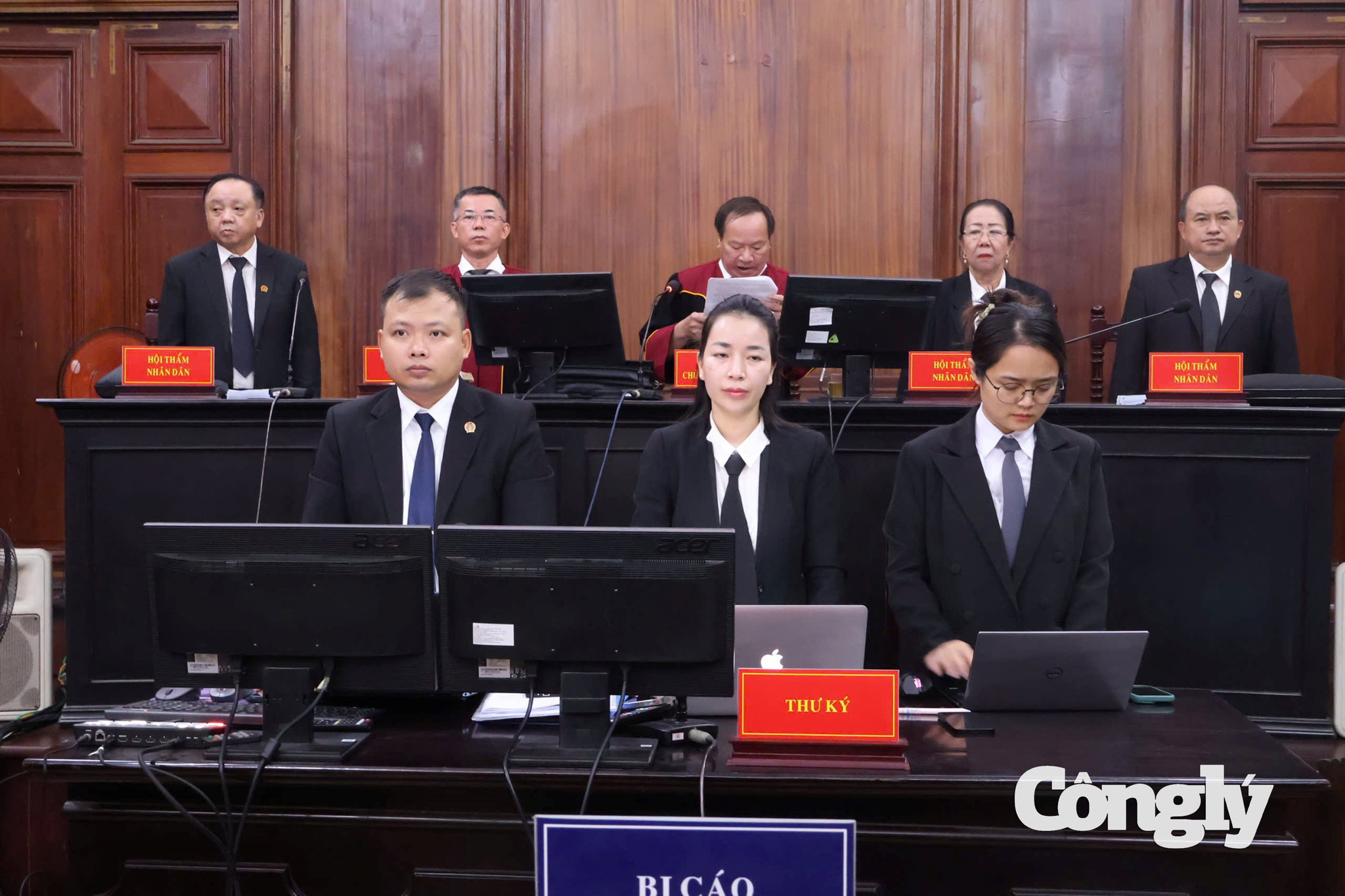 Hội đồng xét xử khai mạc phiên tòa.
