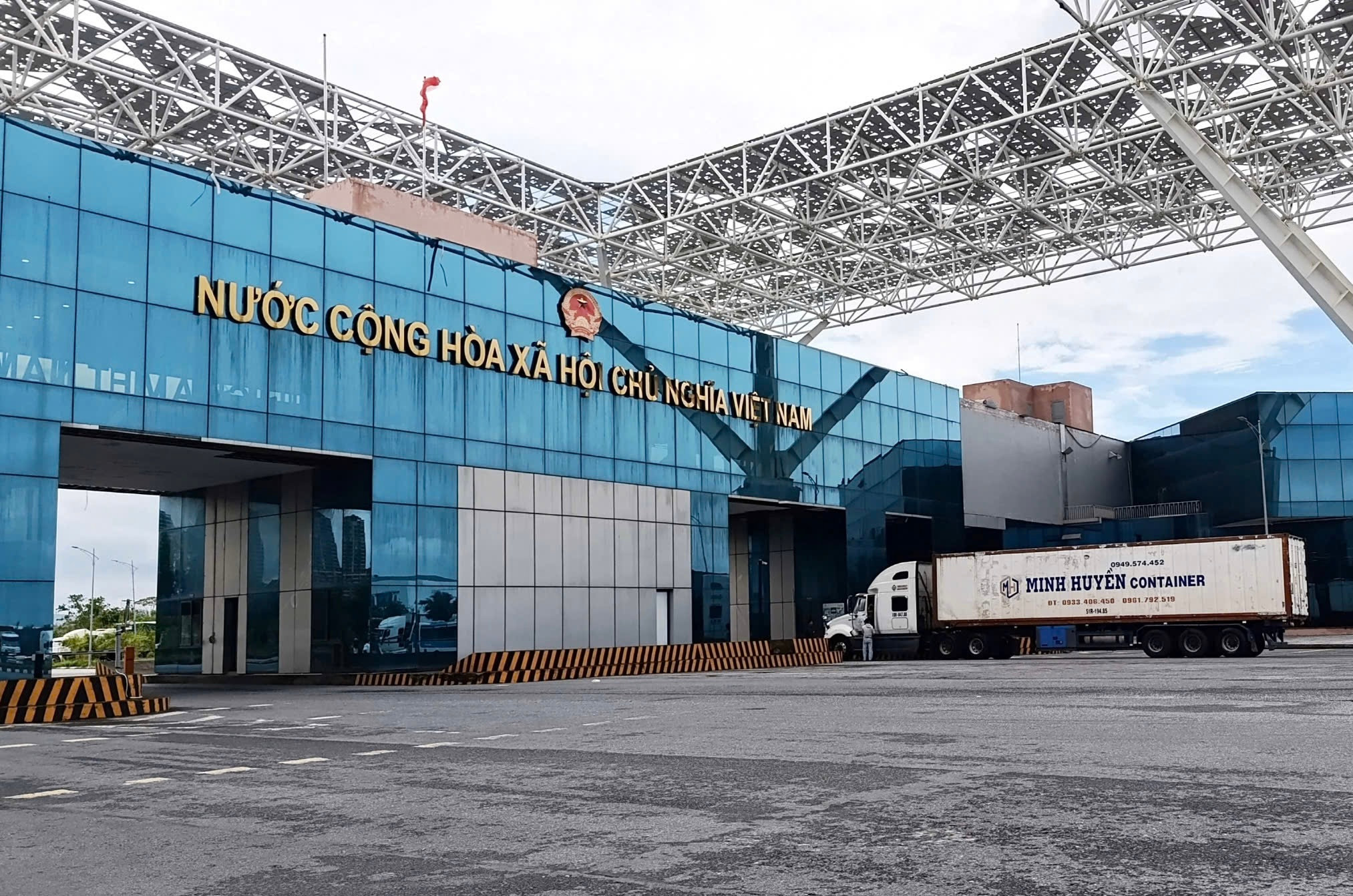 Phương tiện vận chuyển hàng hóa tại khu vực cửa khẩu