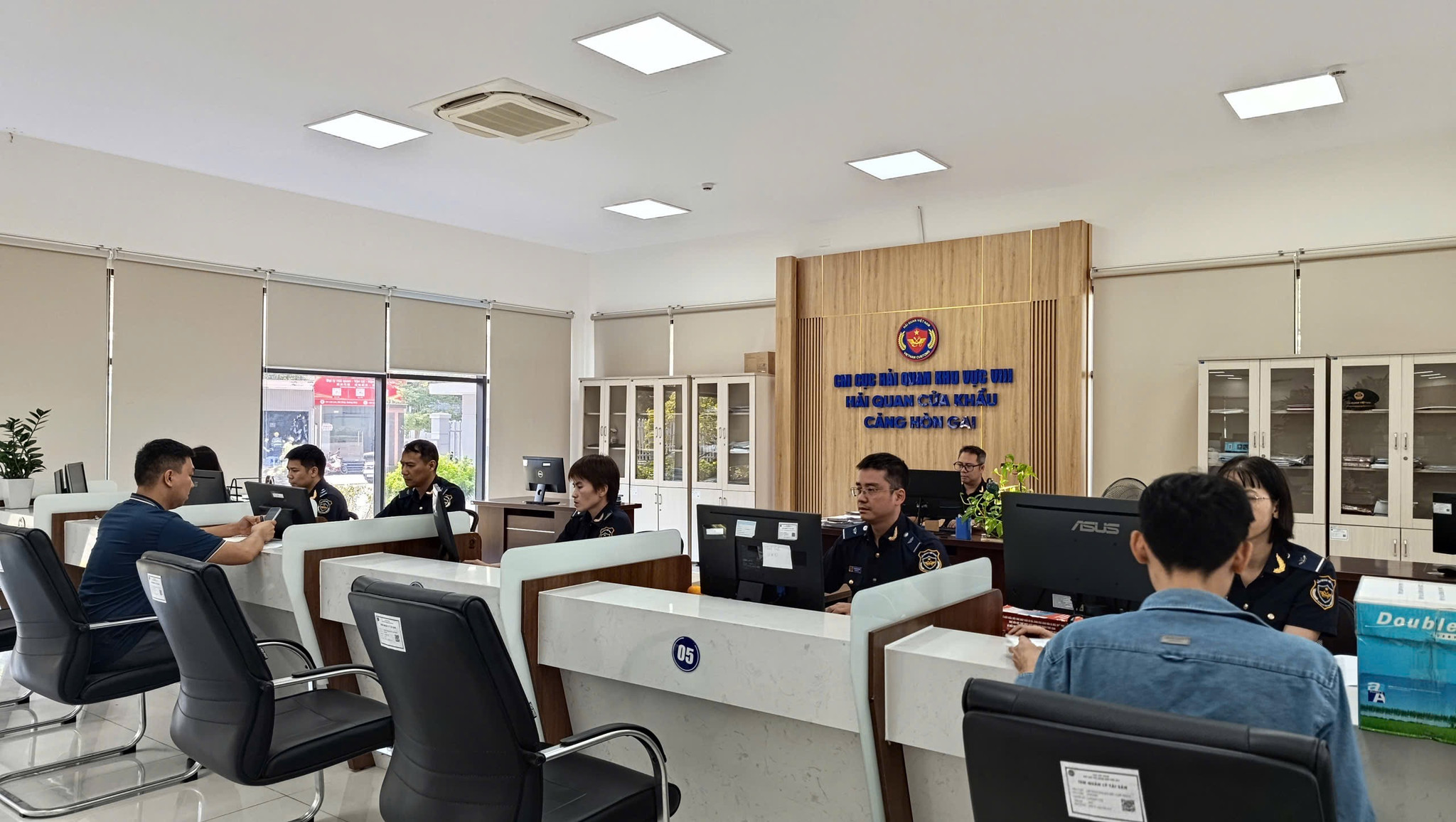Cán bộ Hải quan Cửa khẩu cảng Hòn Gai làm thủ tục cho người dân và doanh nghiệp.