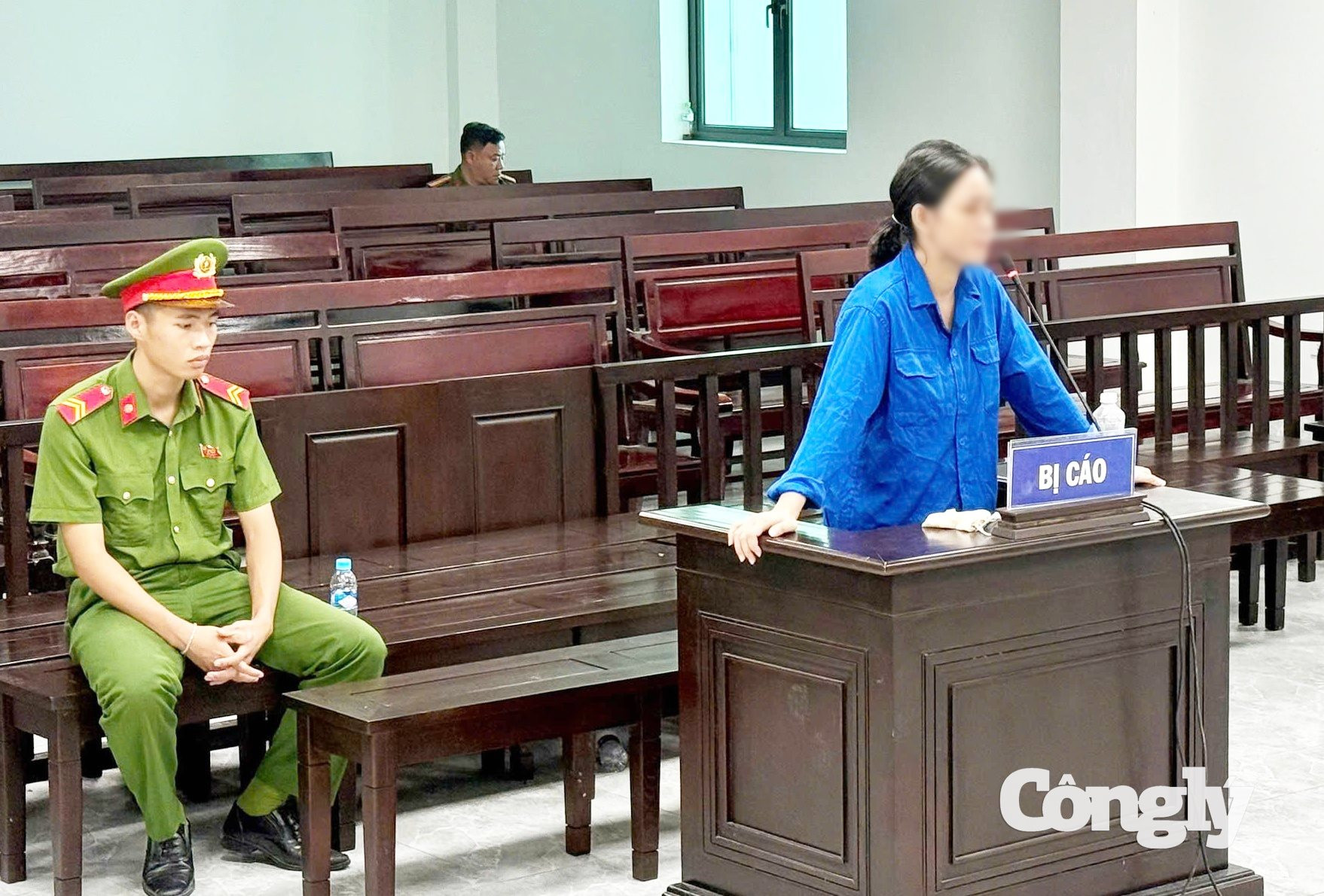Cò đất Đậu Thị Huyền Trang tại phiên xử.jpg