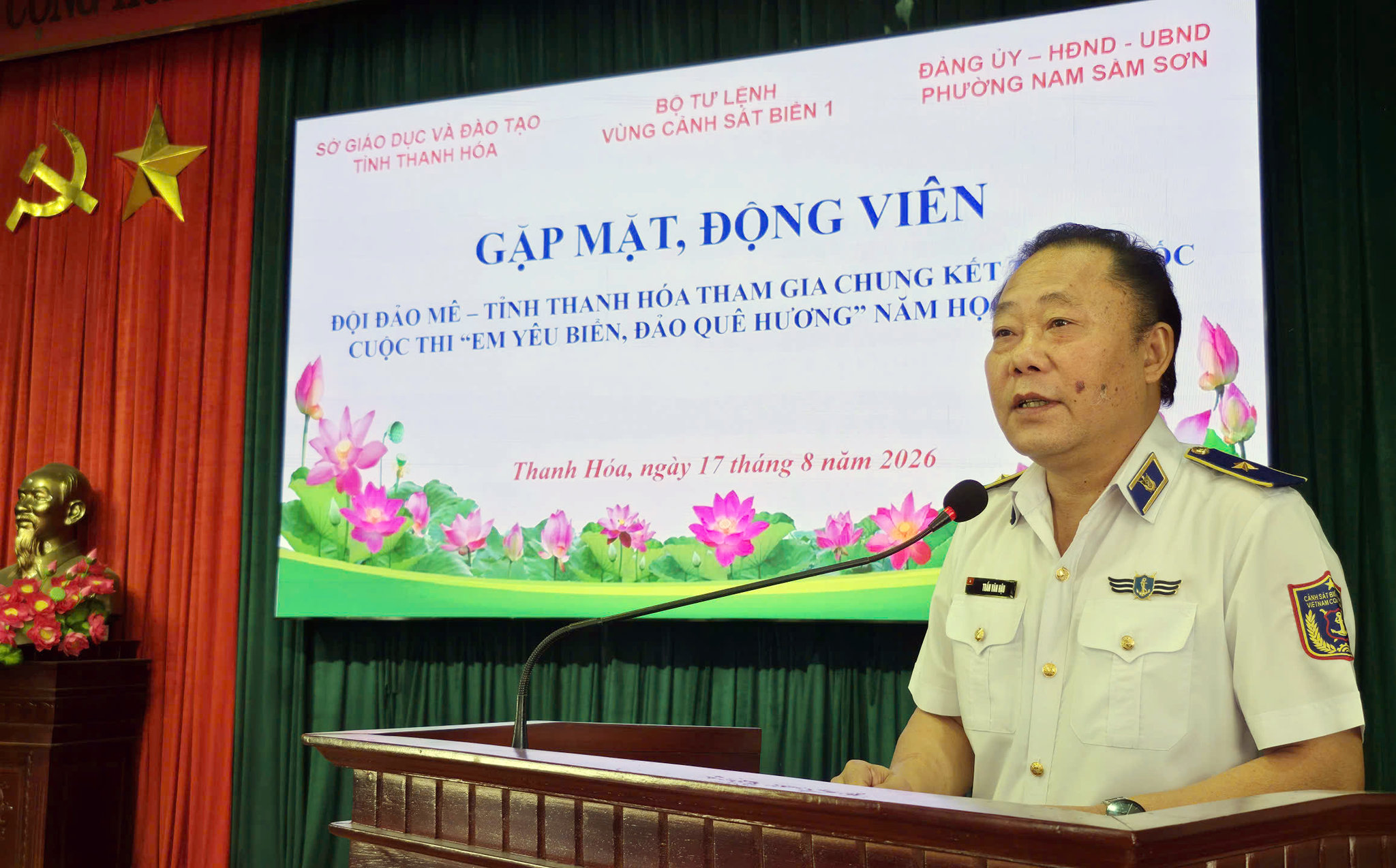 Thiếu tướng Trần Văn Hậu phát biểu động viên đội thi Đảo Mê