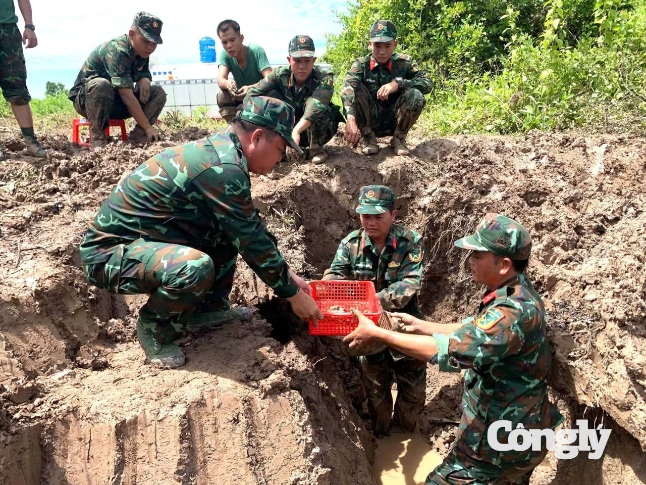 Đội tìm kiếm, quy tập hài cốt liệt sĩ thuộc Bộ Chỉ huy Quân sự tỉnh đã tổ chức đào tìm và quy tập thành công hài cốt liệt sĩ tại ấp Mỹ Điền, xã Đông Hải.