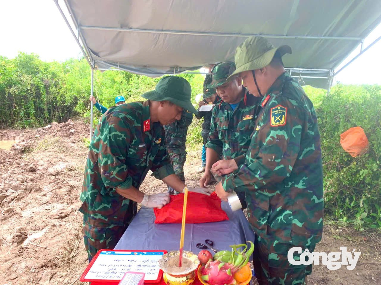 Hài cốt liệt sĩ được đưa về nơi bảo quản an toàn để chuẩn bị cho các nghi thức tôn vinh và lễ an táng trang trọng tại nghĩa trang địa phương.