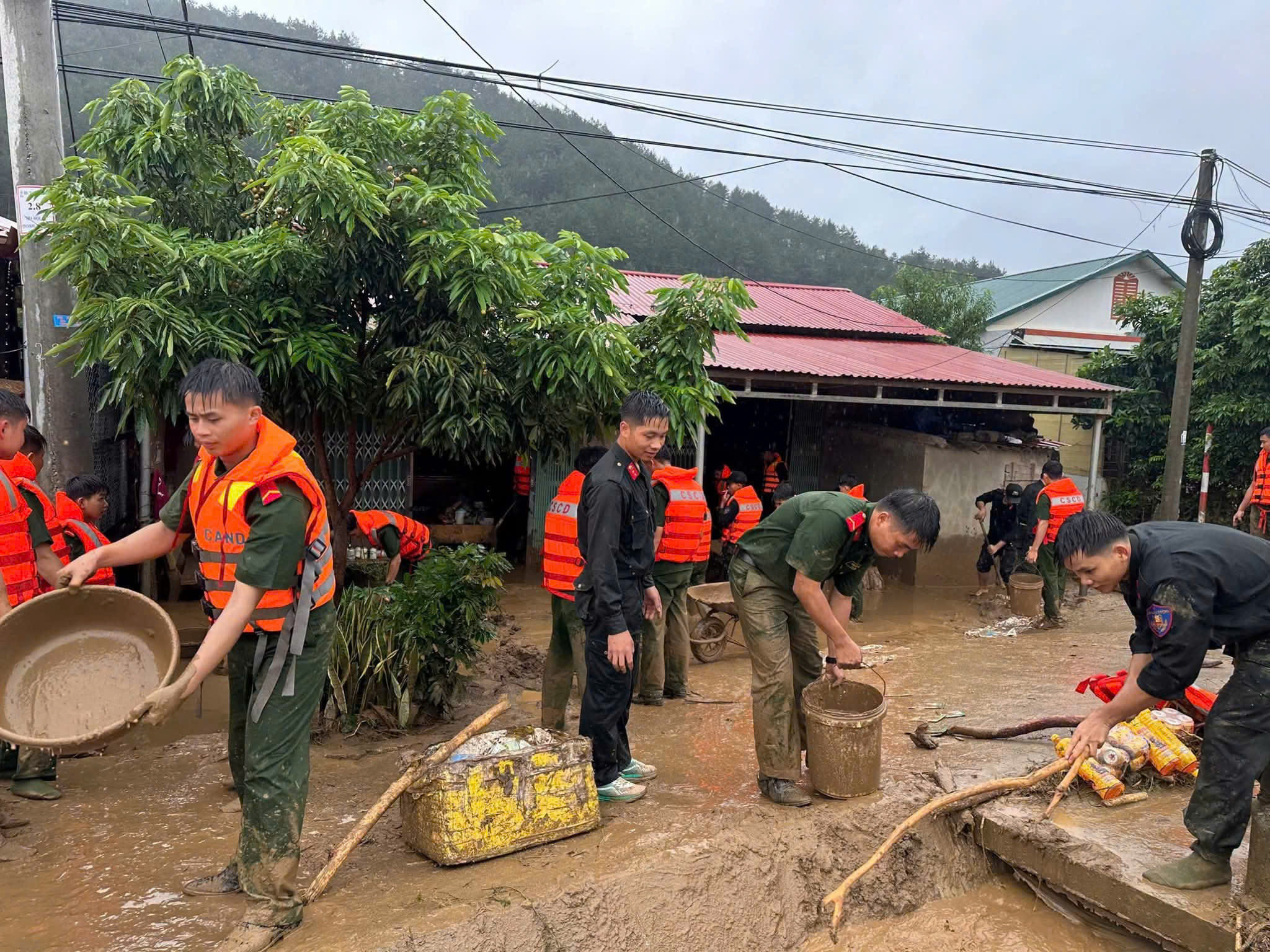 Cong an lai Chau giup dan