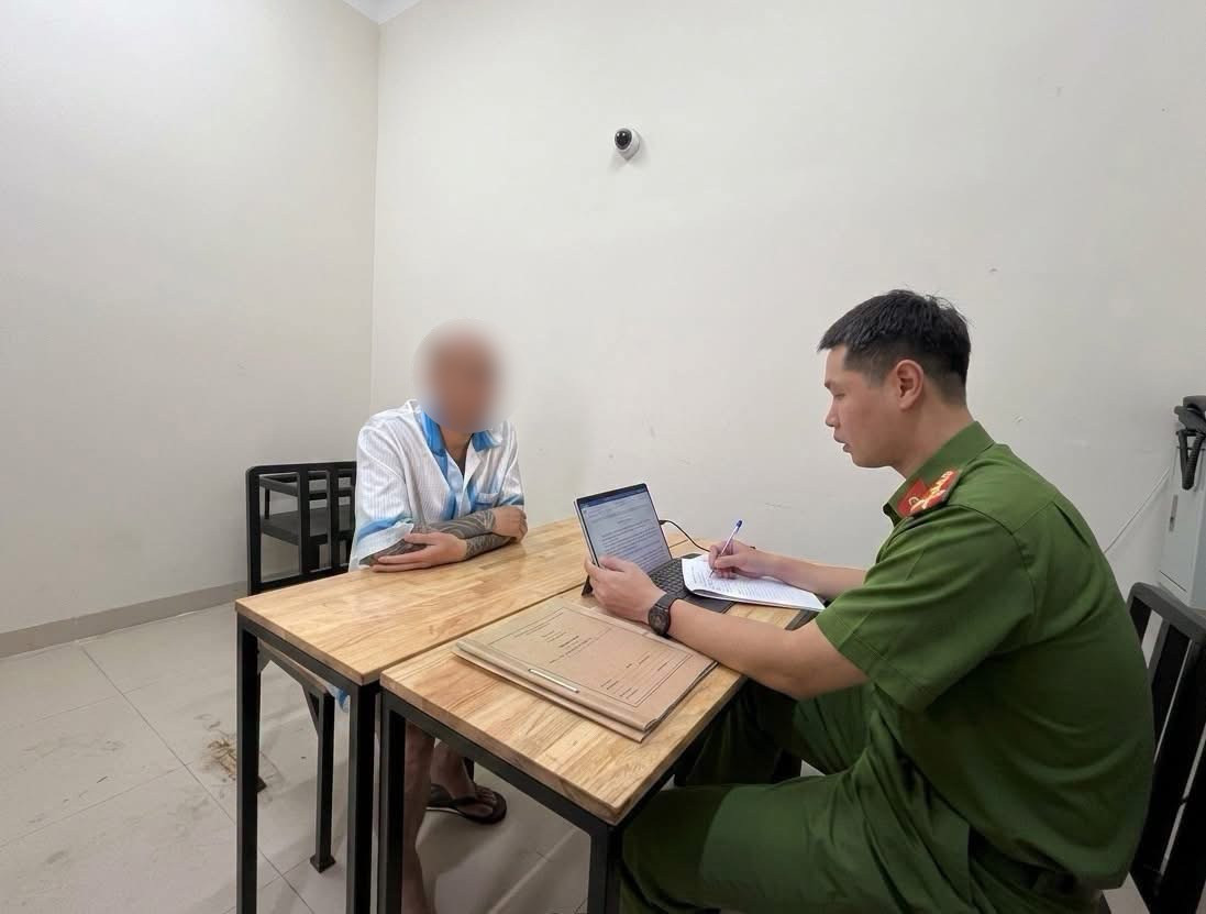 Phú Lê tại trụ sở Công an.