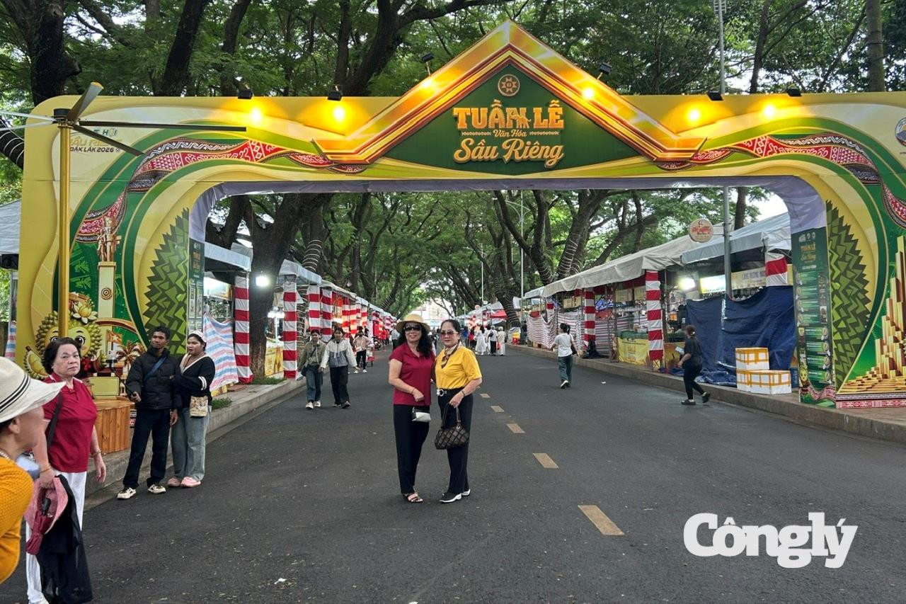 Cổng ra vào tại đường Phan Đình Giót