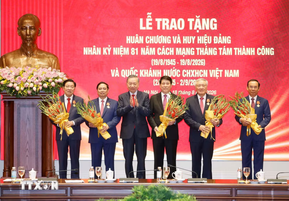 Tổng Bí thư, Chủ tịch nước Tô Lâm trao tặng Huân chương Hồ Chí Minh cho các đồng chí nguyên lãnh đạo Đảng, Nhà nước. (Ảnh: Thống Nhất/TTXVN) ttxvn-hoi-nghi-gap-mat-uy-vien-bo-chinh-tri-uy-vien-ban-bi-thu-cac-thoi-ky-2.jpg