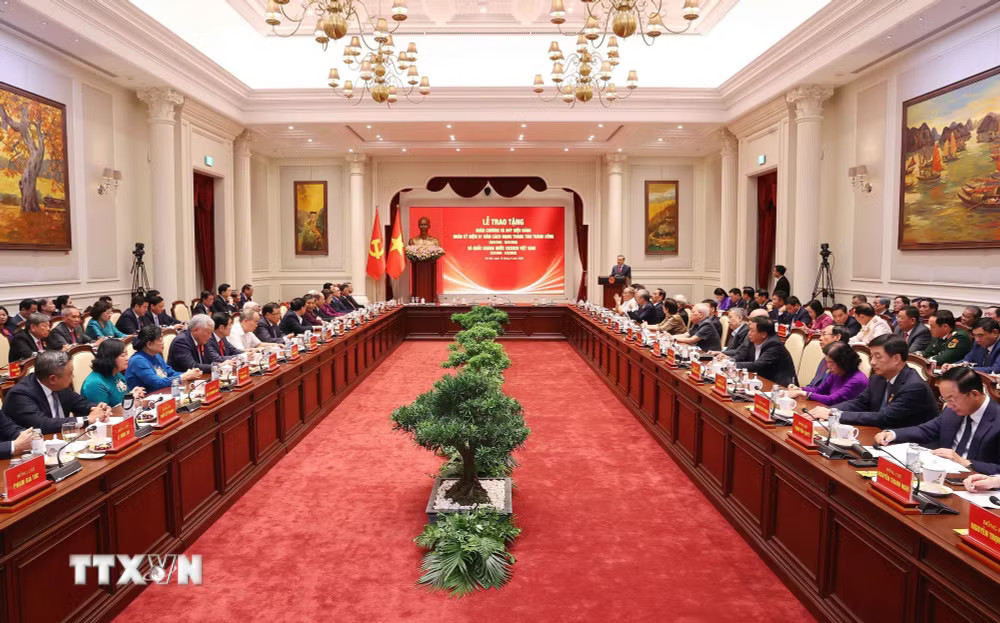 Hội nghị gặp mặt Ủy viên Bộ Chính trị, Ủy viên Ban Bí thư các thời kỳ, Ủy viên Ban Bí thư các thời kỳ, Ủy viên Trung ương Đảng khóa XIII không tái cử khóa XIV. (Ảnh: Văn Điệp/TTXVN) ttxvn-hoi-nghi-gap-mat-uy-vien-bo-chinh-tri-uy-vien-ban-bi-thu-cac-thoi-ky-12.jpg
