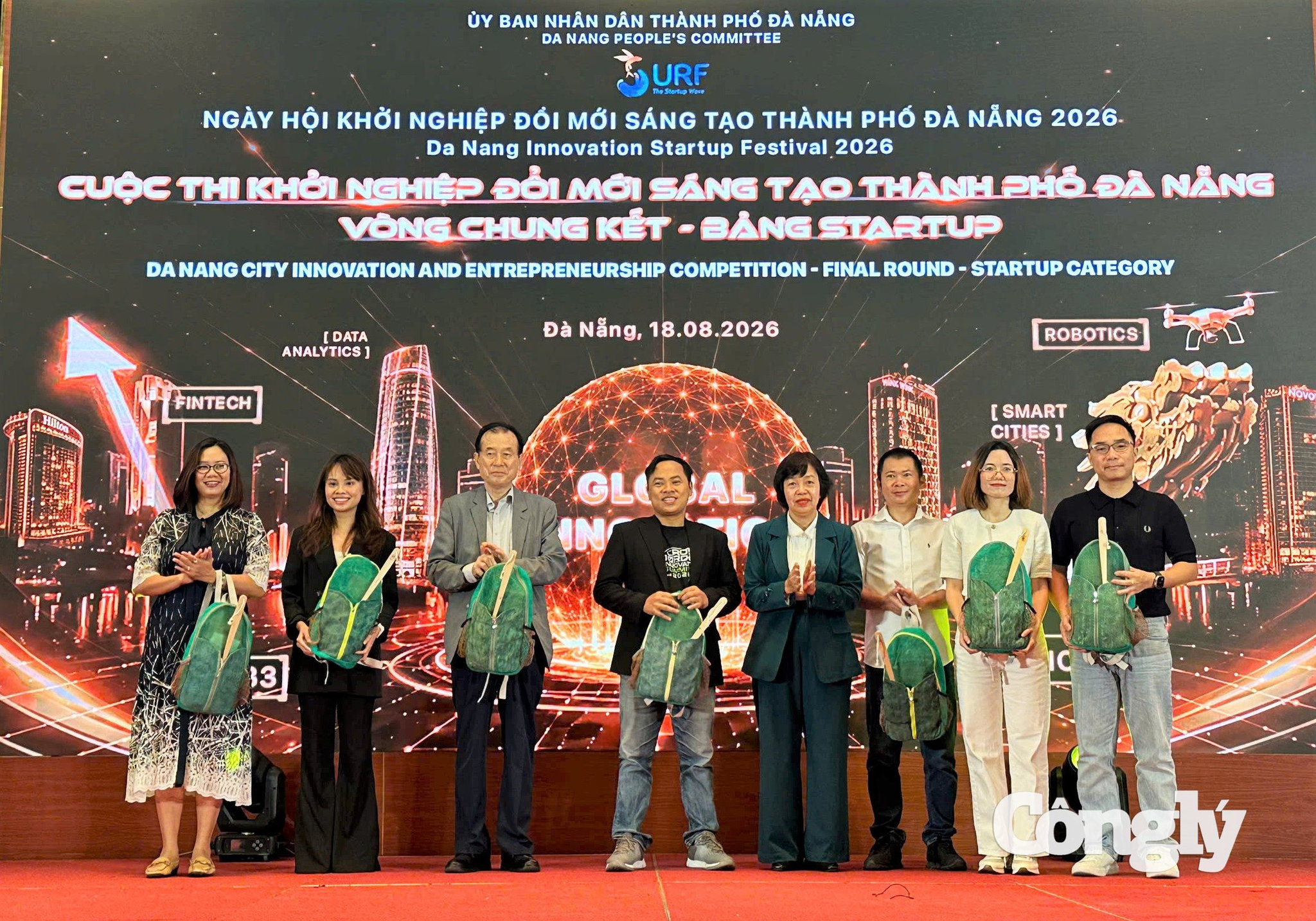 Phó Giám đốc Sở Khoa học và Công nghệ TP Đà Nẵng Nguyễn Thị Thục trao quà tri ân các thành viên Ban Giám khảo.