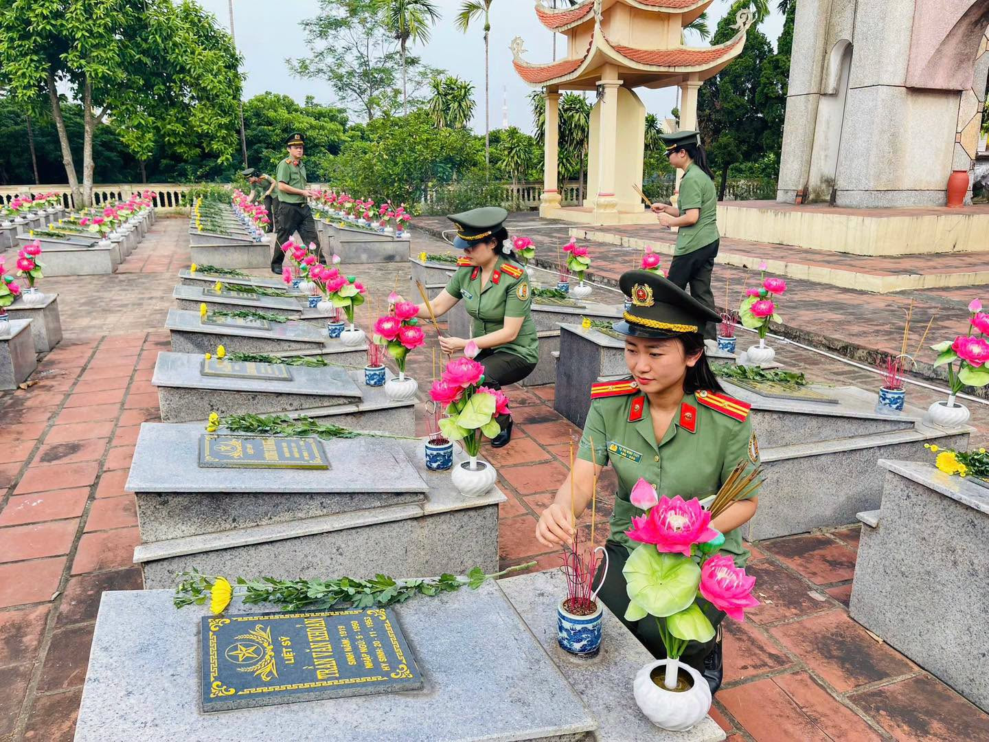 Phú Thọ thắp hương