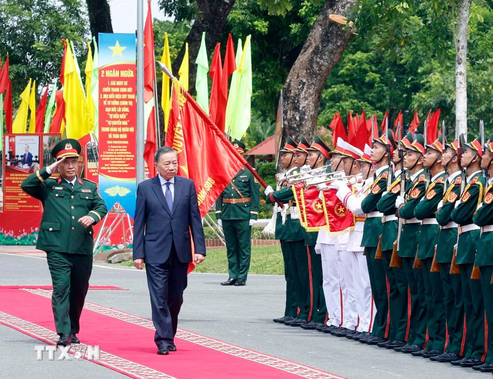 ttxvn-tong-bi-thu-chu-tich-nuoc-to-lam-bi-thu-quan-uy-trung-uong-tham-va-lam-viec-voi-su-doan-bo-binh-co-gioi-308-18-1.jpg