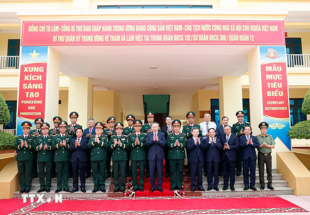 ttxvn-tong-bi-thu-chu-tich-nuoc-to-lam-bi-thu-quan-uy-trung-uong-tham-va-lam-viec-voi-su-doan-bo-binh-co-gioi-308-18-4.jpg