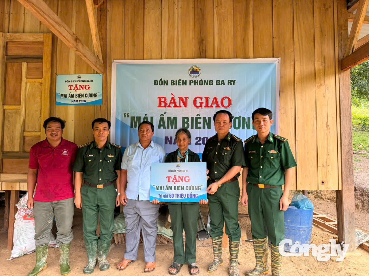 Đồn Biên phòng Ga Ry trao tặng “Mái ấm biên cương” đến nữ cựu dân quân hoả tuyến.