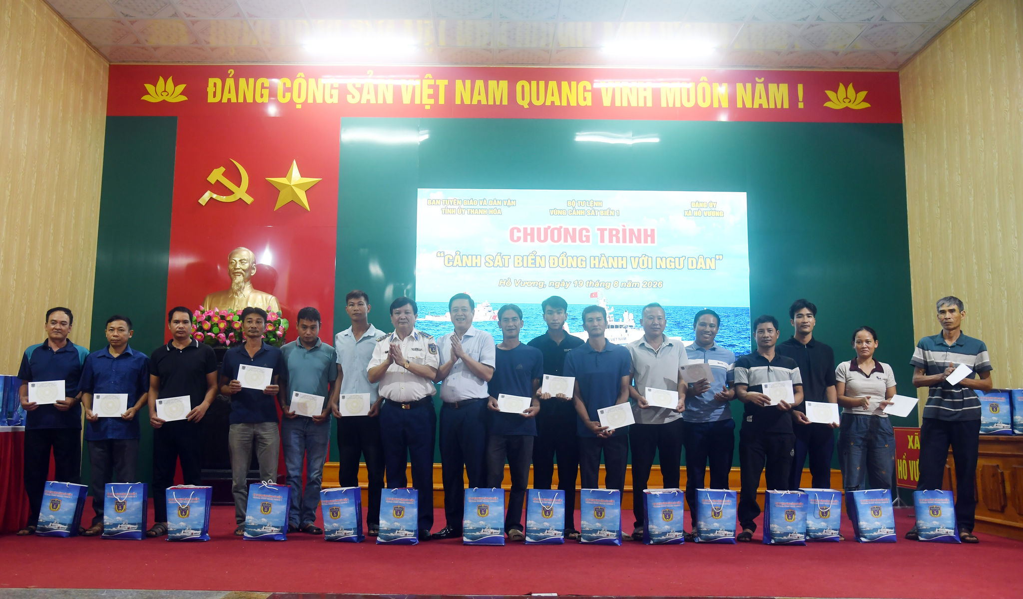 BTL Vùng Cảnh sát biển 1 - Ban Tuyên giáo và Dân vận Tỉnh ủy Thanh Hóa tặng quà cho bà con giáo dân, ngư dân xã Hồ Vương