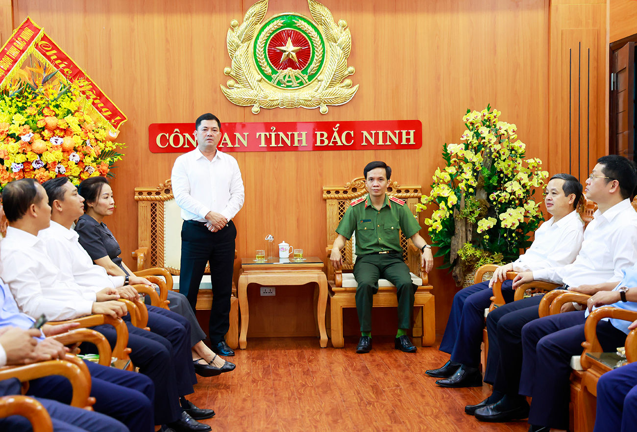 Bí thư Tỉnh ủy Bắc Ninh Nguyễn Hồng Thái biểu dương, ghi nhận và đánh giá cao những kết quả nổi bật mà lực lượng Công an tỉnh đạt được trong thời gian qua. Ảnh Dương Thuỷ