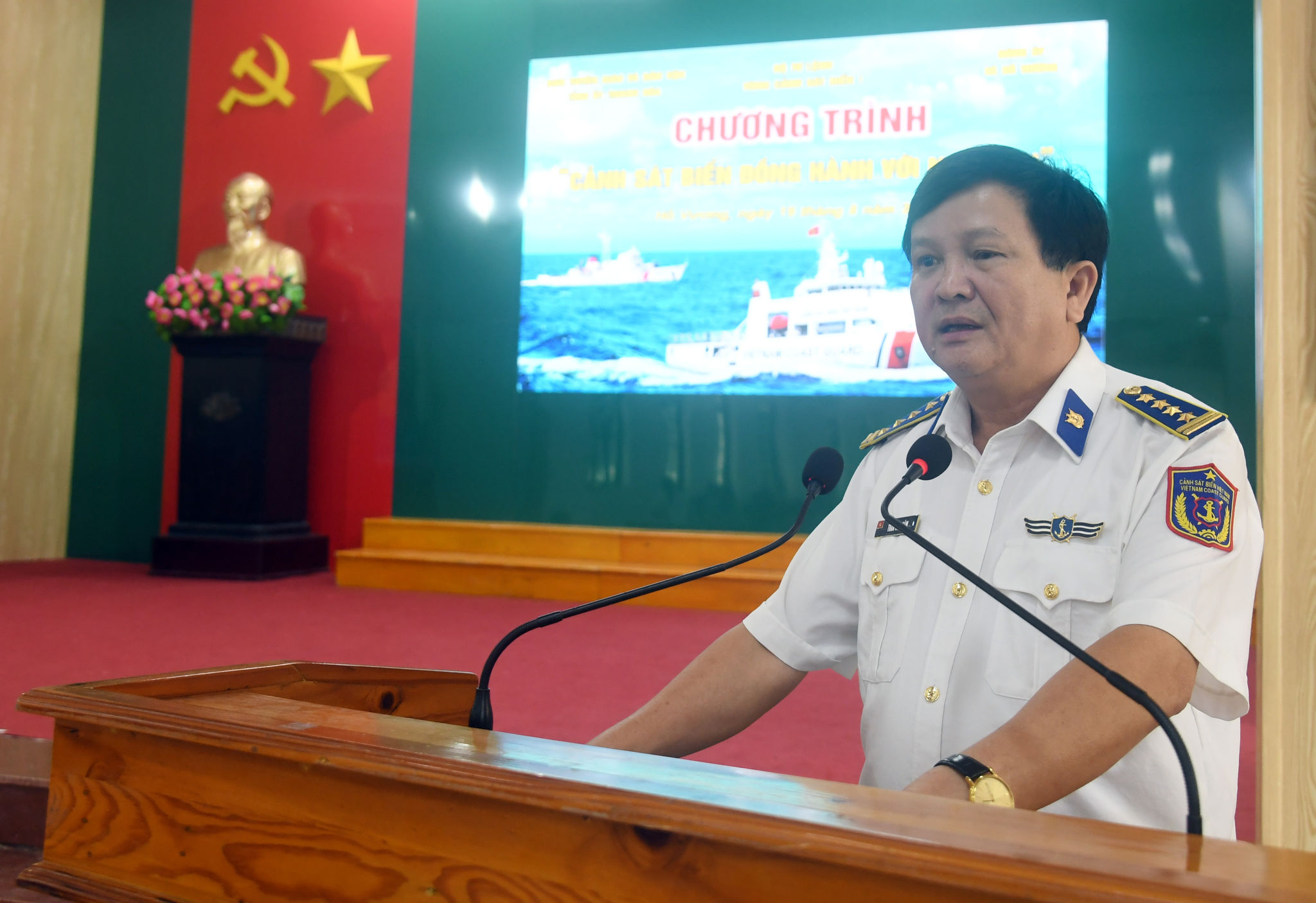 Đại tá Trần Văn Năm, Chủ nhiệm Chính trị Bộ Tư lệnh Vùng Cảnh sát biển 1 tuyên truyền biển đảo tại xã Hồ Vương