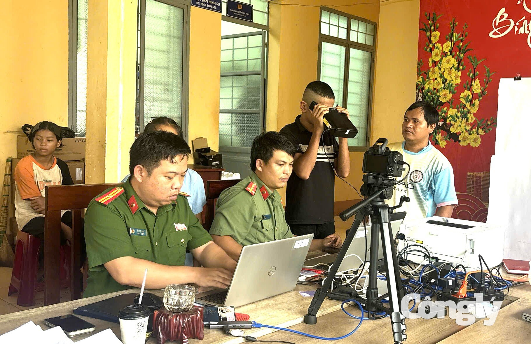 Gia Lai.Công an xã biên giới tặng 500 sim điện thoại