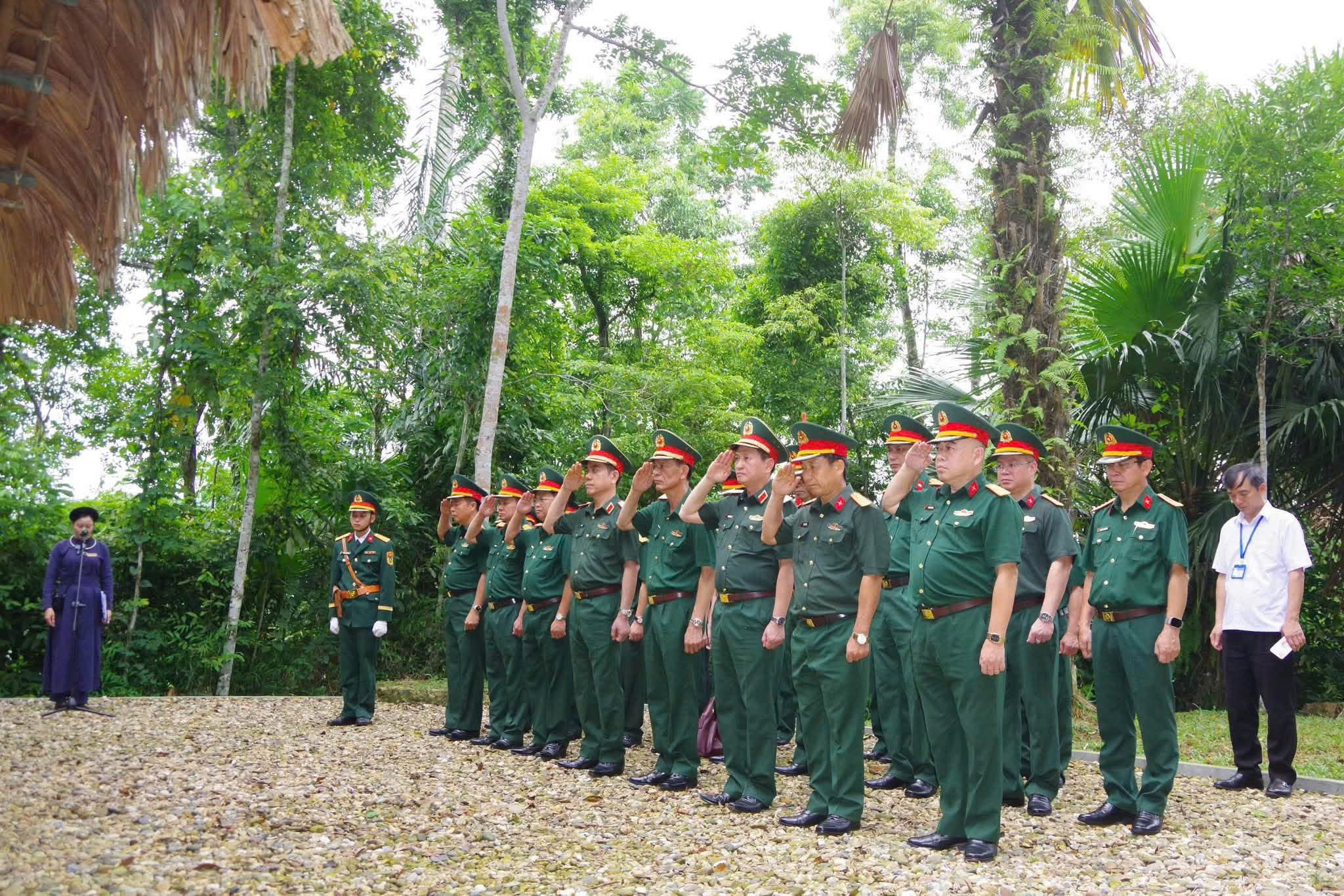 Đoàn công tác Bộ Tổng Tham mưu về thăm Khu di tích Quốc gia đặc biệt ATK Định Hóa.