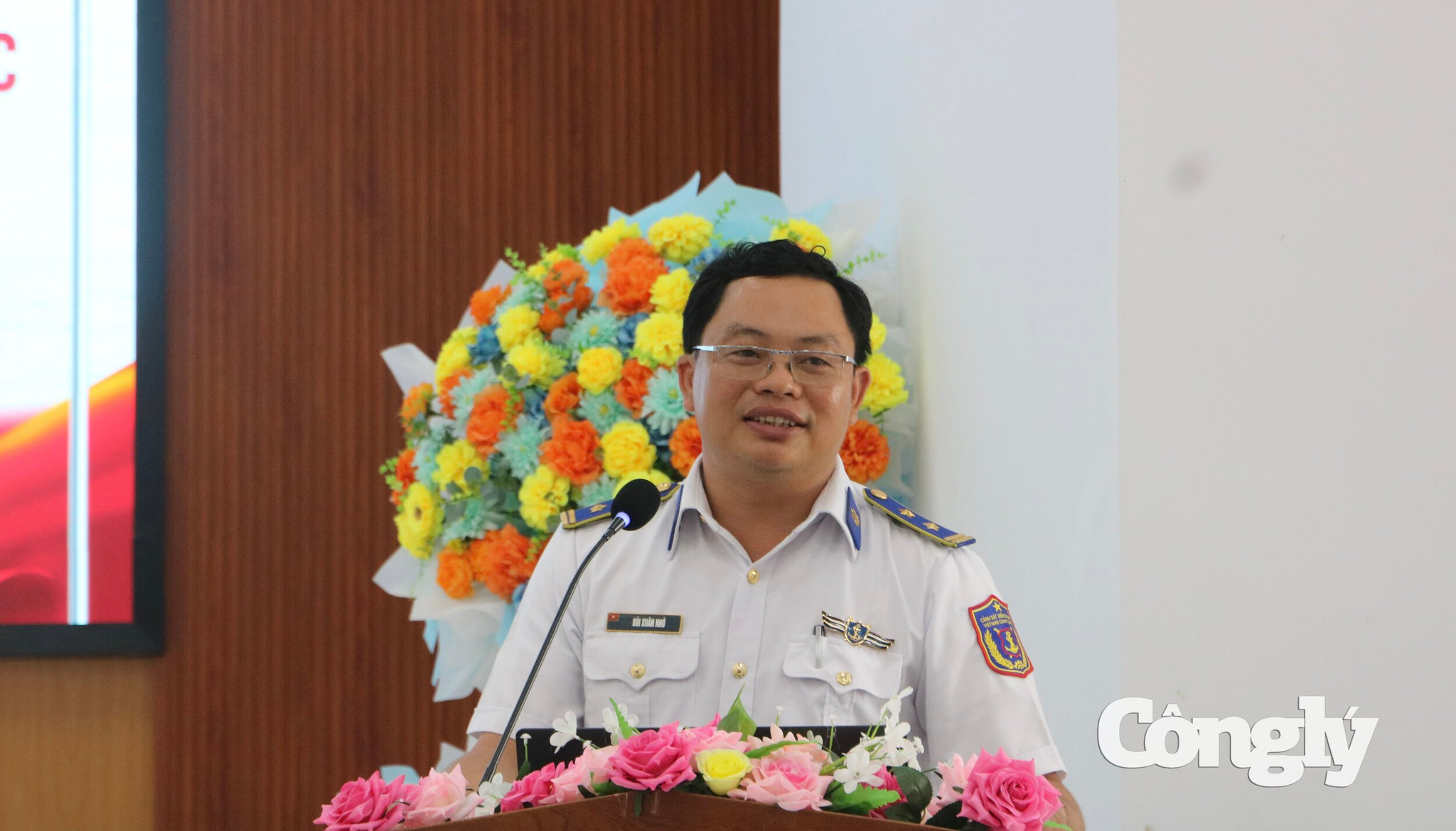Báo cáo viên thông tin đến người dân đặc khu Kiên Hải những nội dung về Luật cảnh sát biển và quy định về chống khai thác IUU