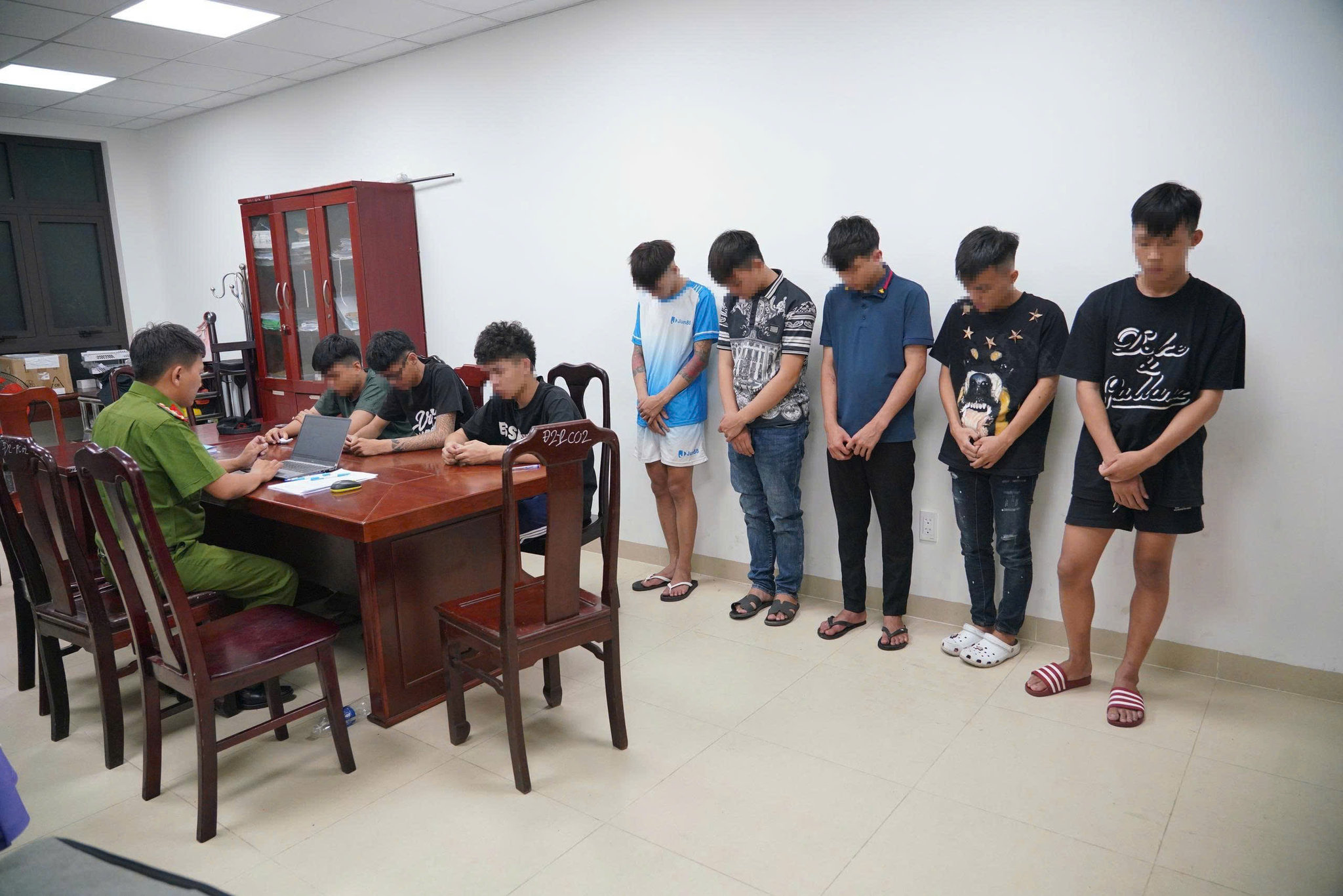 Nhóm thanh thiếu niên, lạng lách (4)