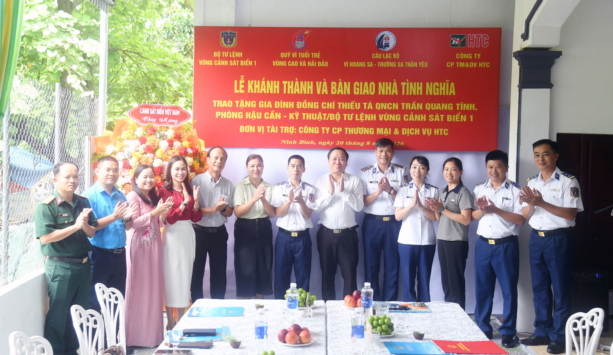 Các đại biểu chụp ảnh lưu niệm với gia đình đồng chí Trần Quang Tĩnh