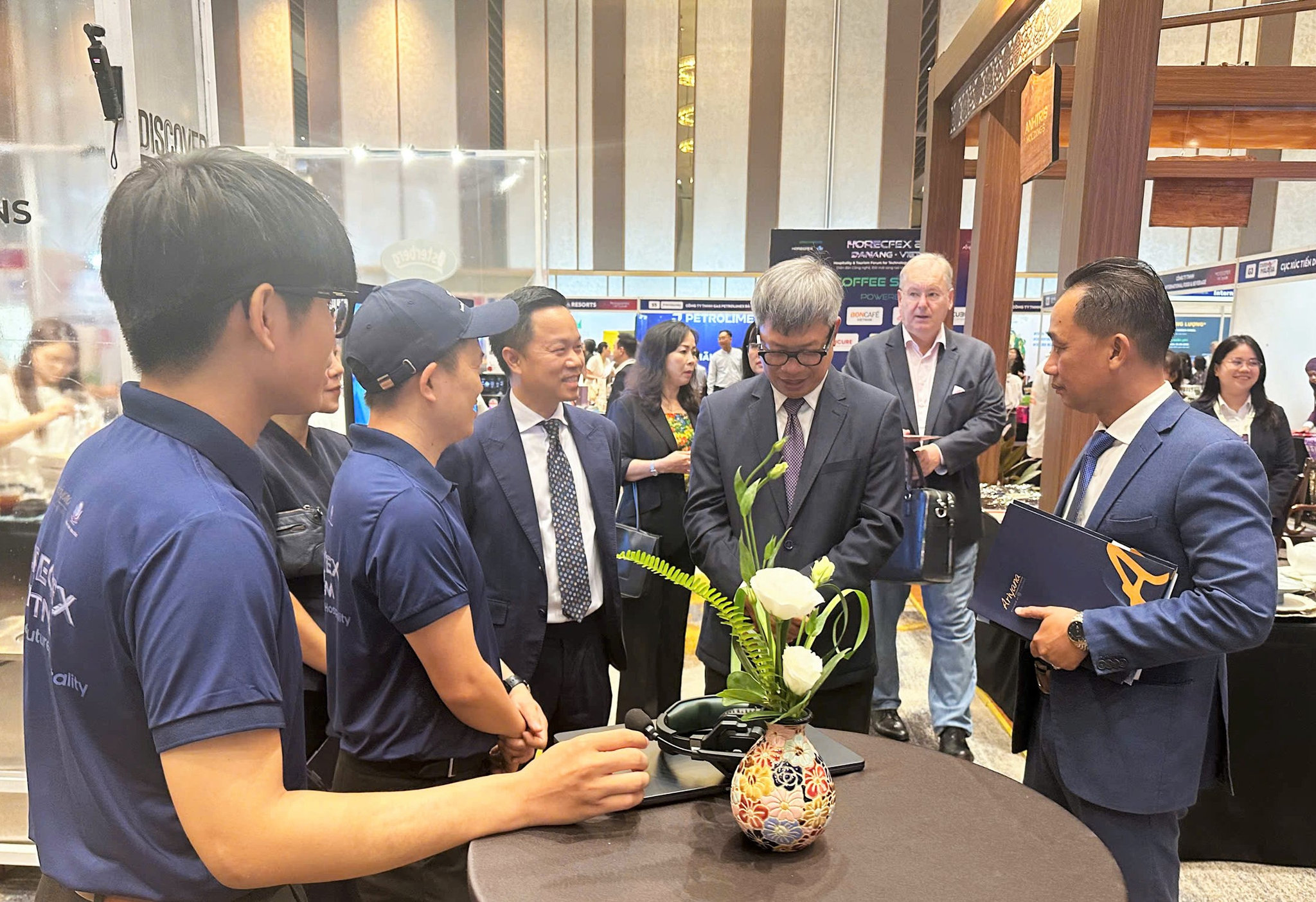Đại biểu tham quan gian hàng