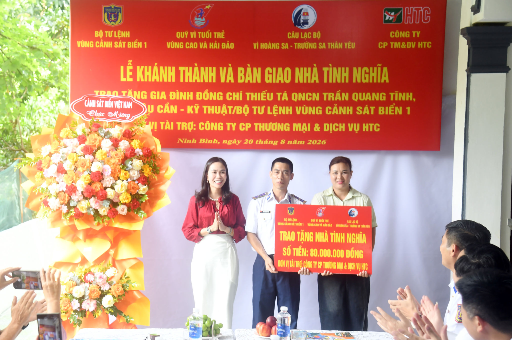 Đại diện nhà tài trợ trao kinh phí cho gia đình Thiếu tá QNCN Trần Quang Tĩnh