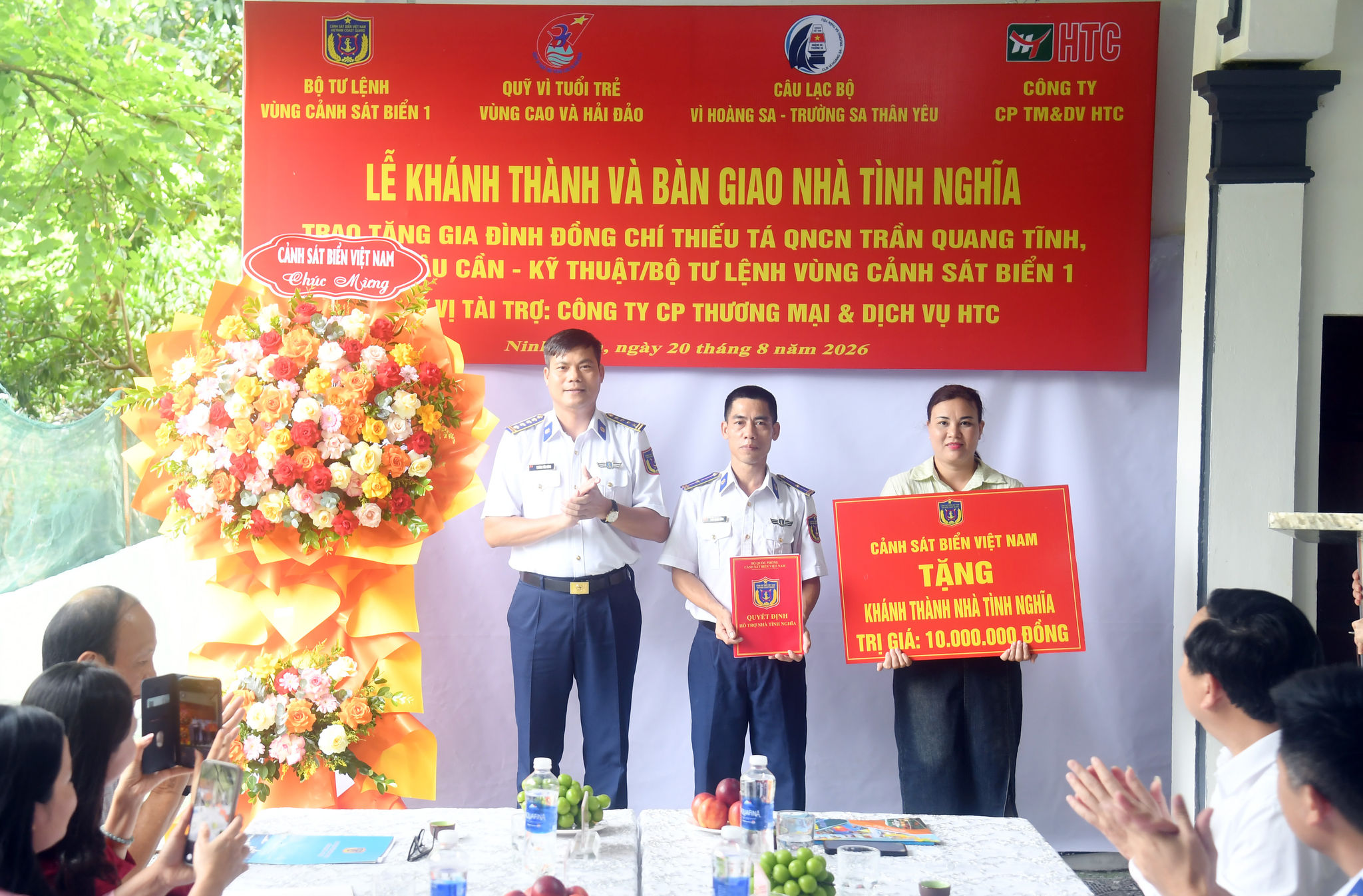 Đại tá Trương Văn Hùng trao quyết định hỗ trợ Nhà tình nghĩa và kinh phí của Cảnh sát biển Việt Nam cho gia đình Thiếu tá QNCN Trần Quang Tĩnh