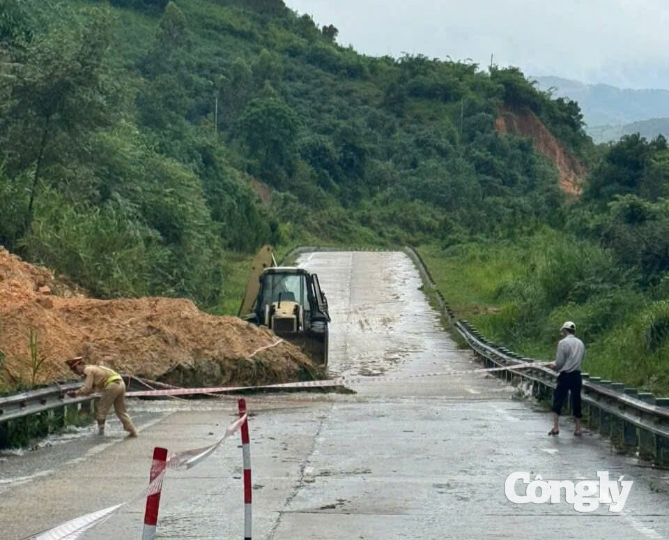 Lượng lượng CSGT đã có mặt tại hiện trường để cắm biển báo, cảnh báo người dân không lưu thông qua tuyến đường trên.