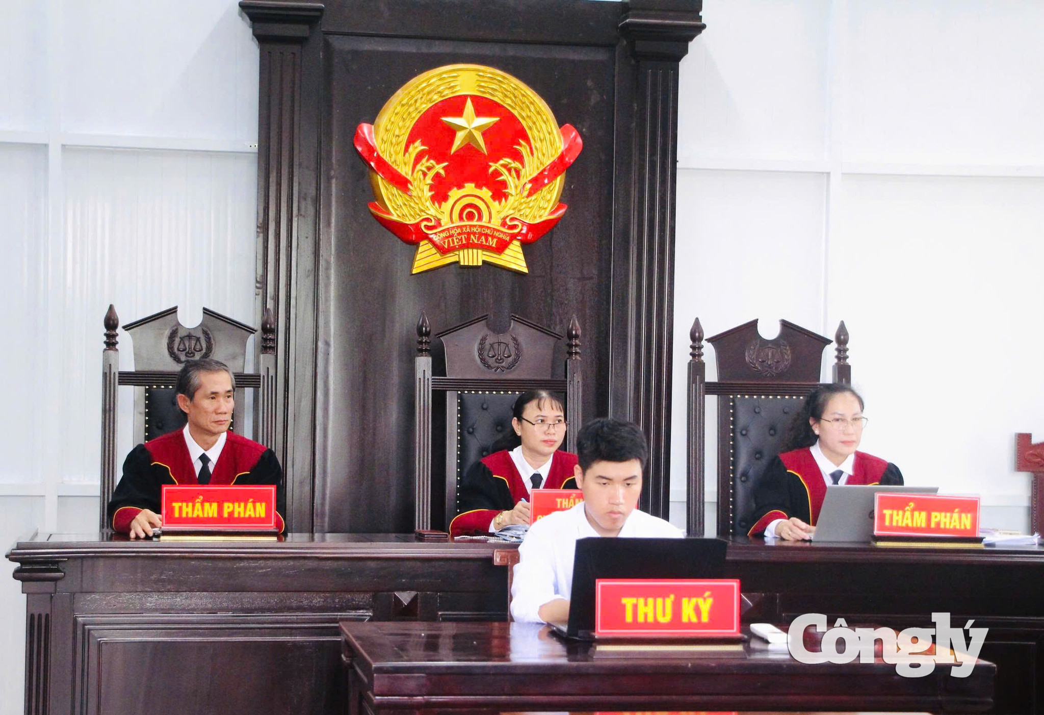 Thẩm phán Trịnh Thị Bích Hạnh, Chánh tòa Hành chính TAND TP Cần Thơ xét xử vụ án hành chính.